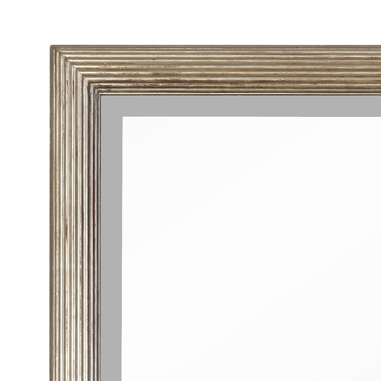 Miroir rectangulaire en feuille d'argent avec un cadre cannelé et nervuré.  Le beau miroir peut s'intégrer dans une variété de styles de pièces.