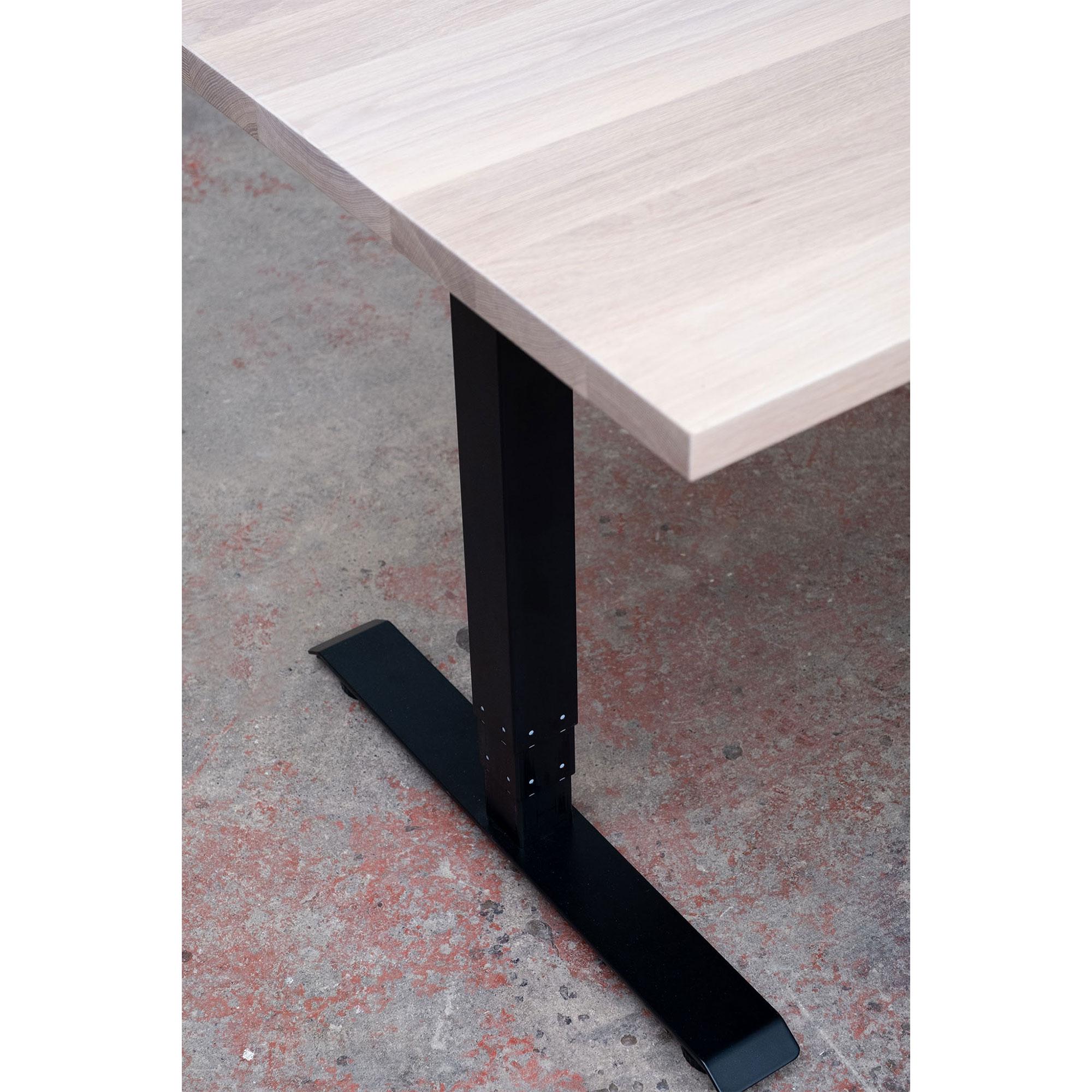 Maßgefertigter Sessel/Ständer „Essentials Desk“ mit Massivholzplatte und Metallsockel, groß (Moderne) im Angebot