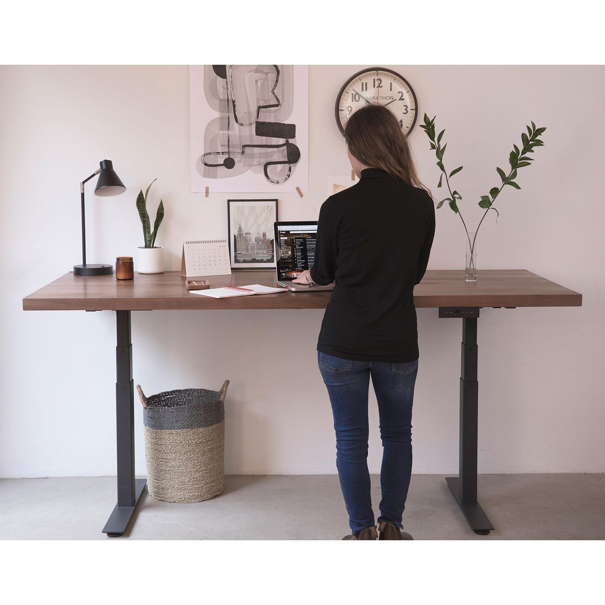 Huilé Grand bureau d'appoint personnalisé « essentials Desk » avec plateau en bois massif et base en métal, en vente