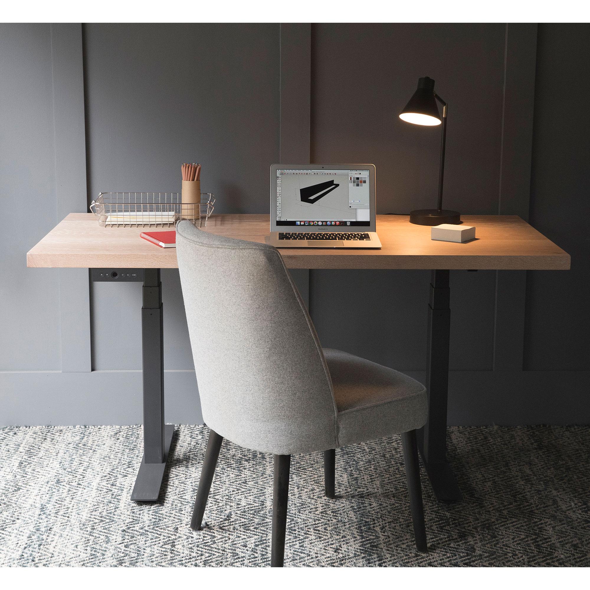 Maßgefertigter Sessel/Ständer „Essentials Desk“ mit Massivholzplatte und Metallsockel, groß im Zustand „Neu“ im Angebot in Vancouver, B.C.