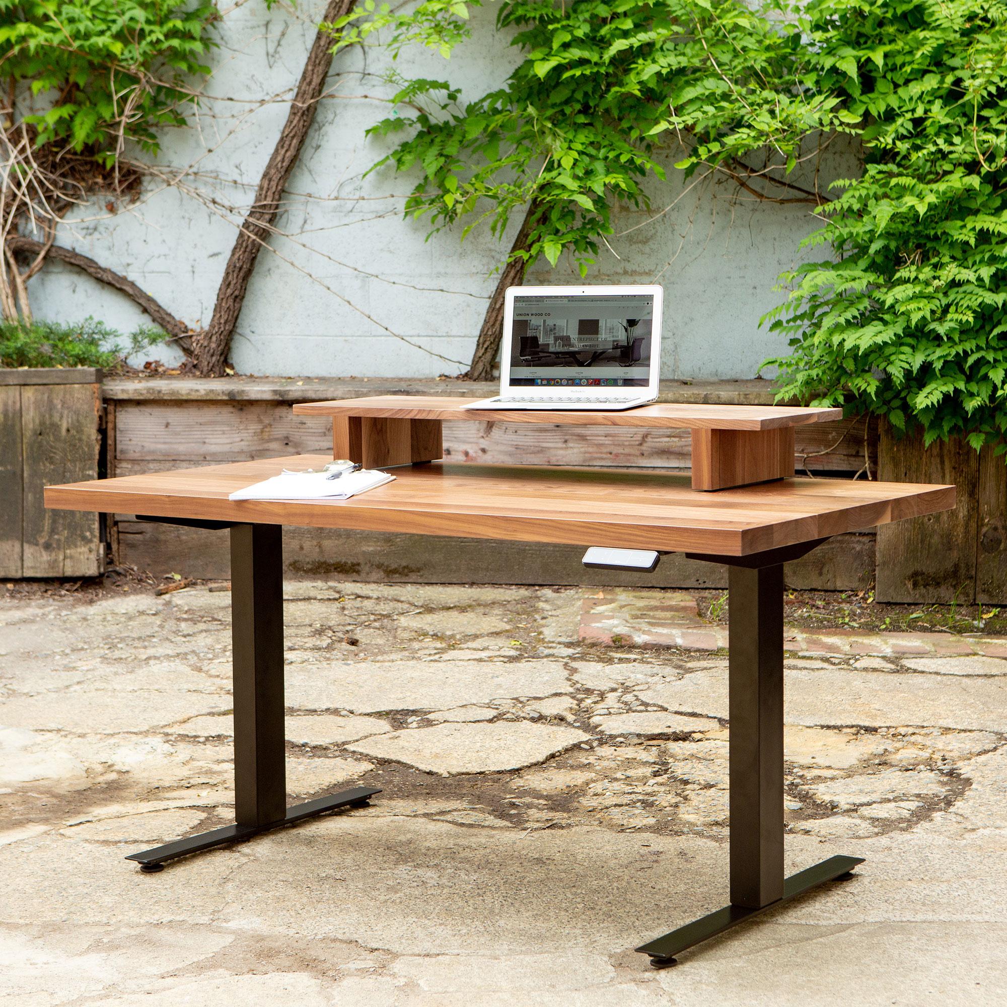Maßgefertigter Sessel/Ständer „Essentials Desk“ mit Massivholzplatte und Metallsockel, groß (21. Jahrhundert und zeitgenössisch) im Angebot