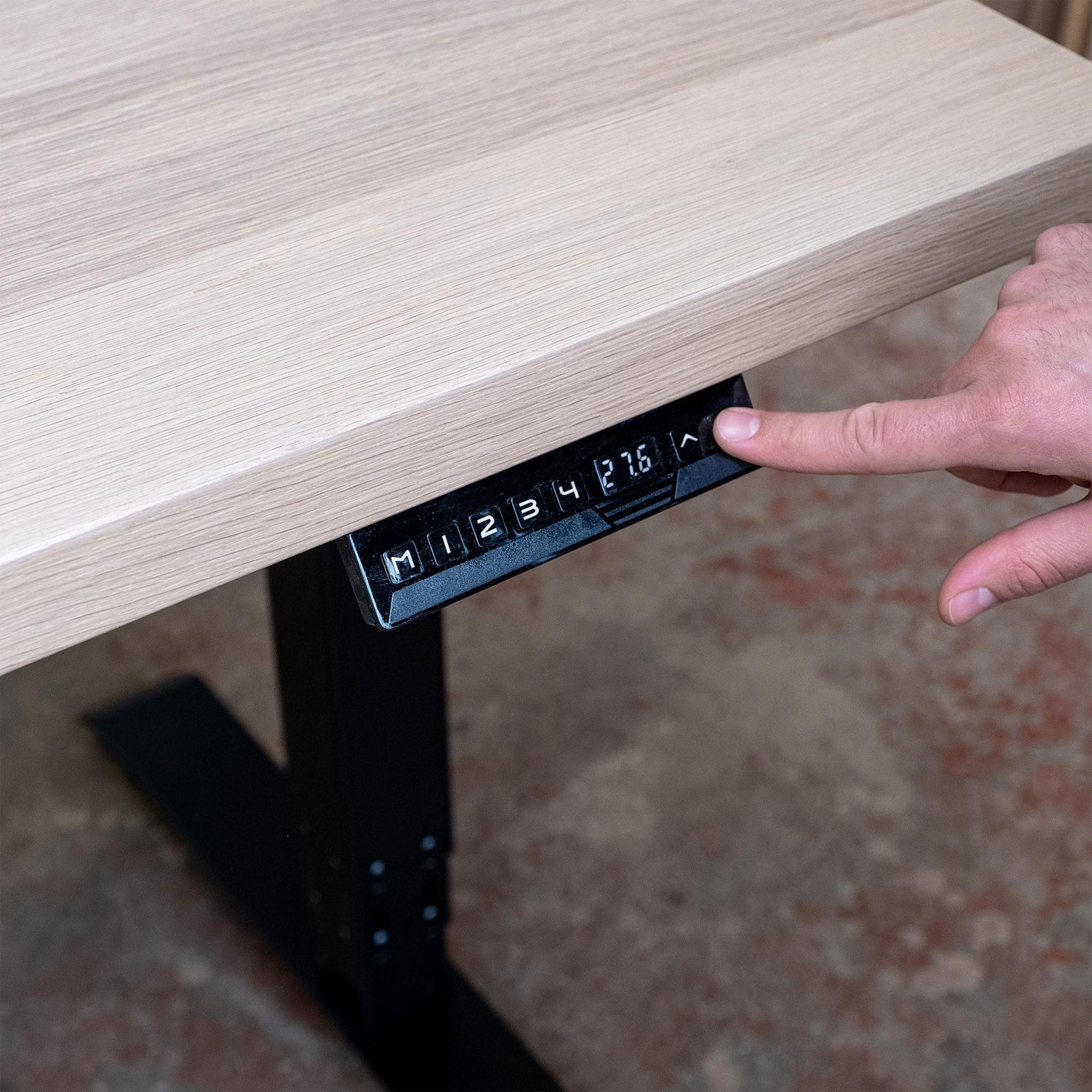 Moderne Siège/bureau sur mesure « essentials Desk » avec plateau en bois massif et base en métal, moyen en vente