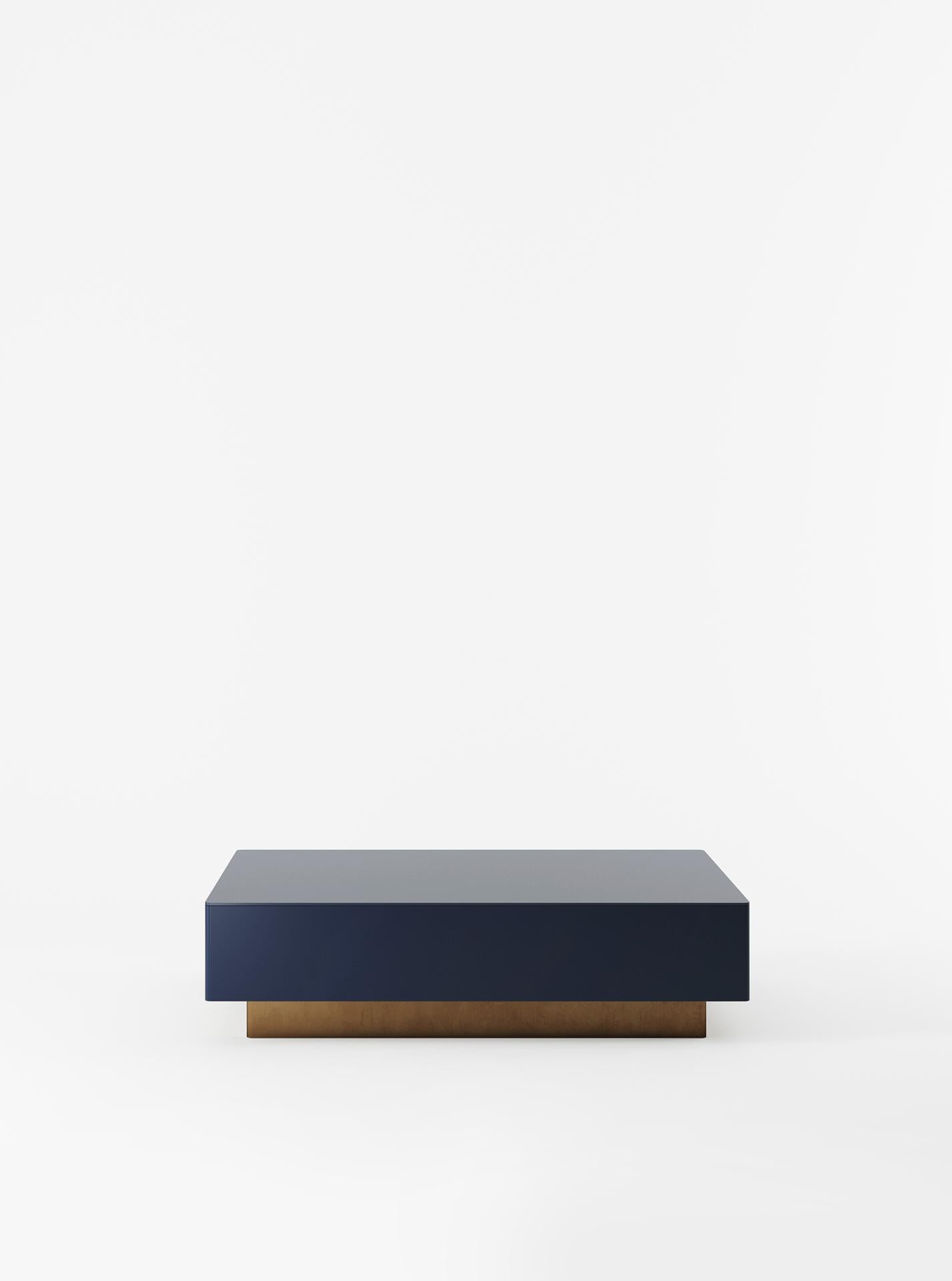 S'inspirant de l'esthétique captivante de l'artisanat italien des années 1960, la table Chelmsford témoigne de l'engagement inébranlable de Lemon à honorer le passé. Cette pièce exquise réunit harmonieusement l'allure intemporelle du laiton, la