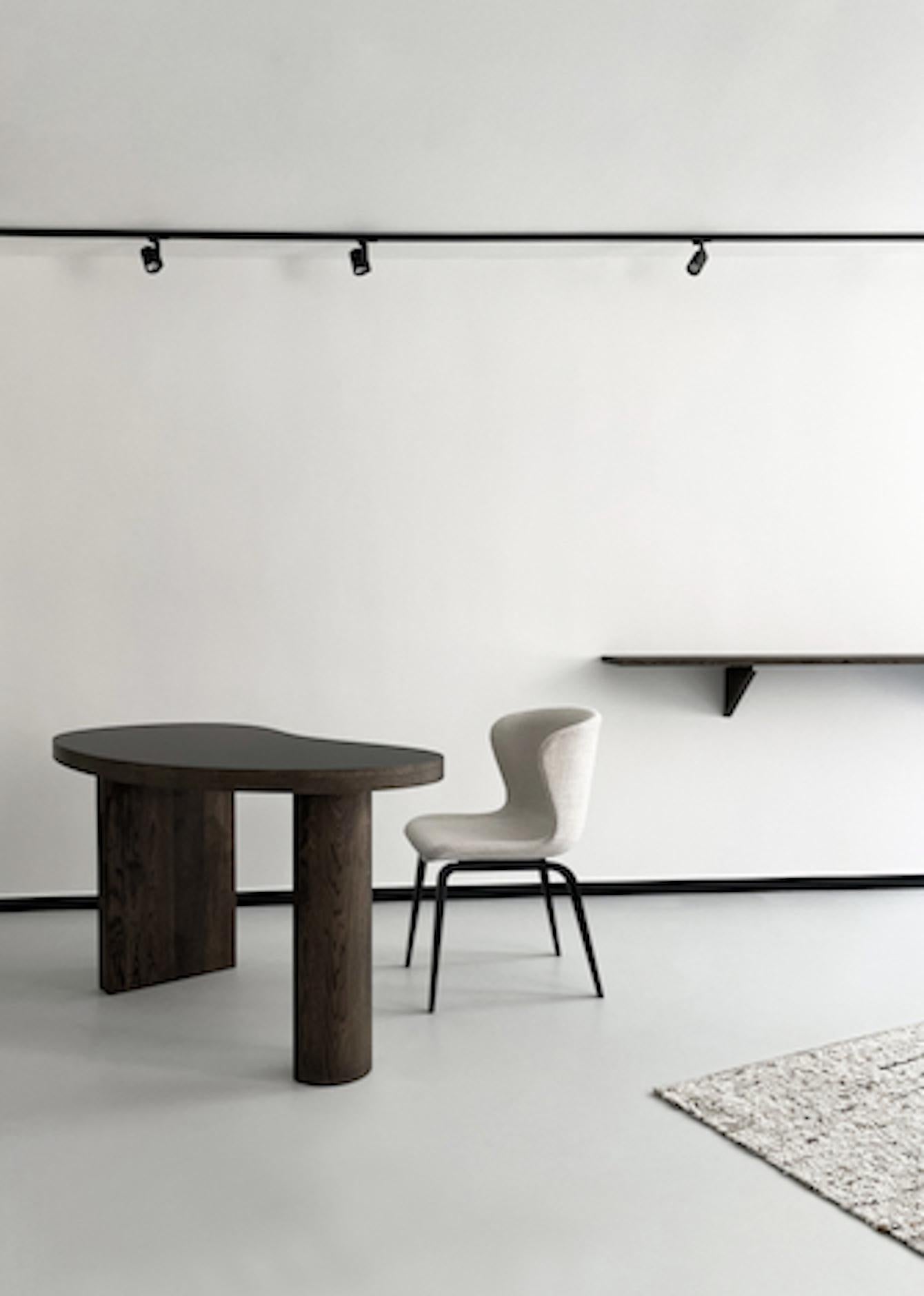 Maßgefertigter Schreibtischtisch „Ms Bean“ aus geräucherter Eiche, schwarze Tischplatte, 210 cm im Angebot 2