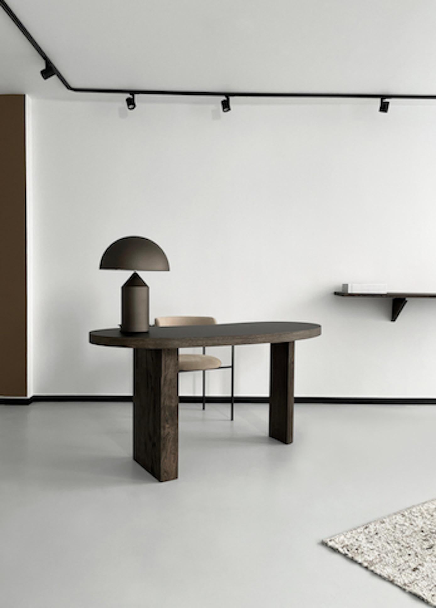 Maßgefertigter Schreibtischtisch „Ms Bean“ aus geräucherter Eiche, schwarze Tischplatte, 210 cm im Angebot 3