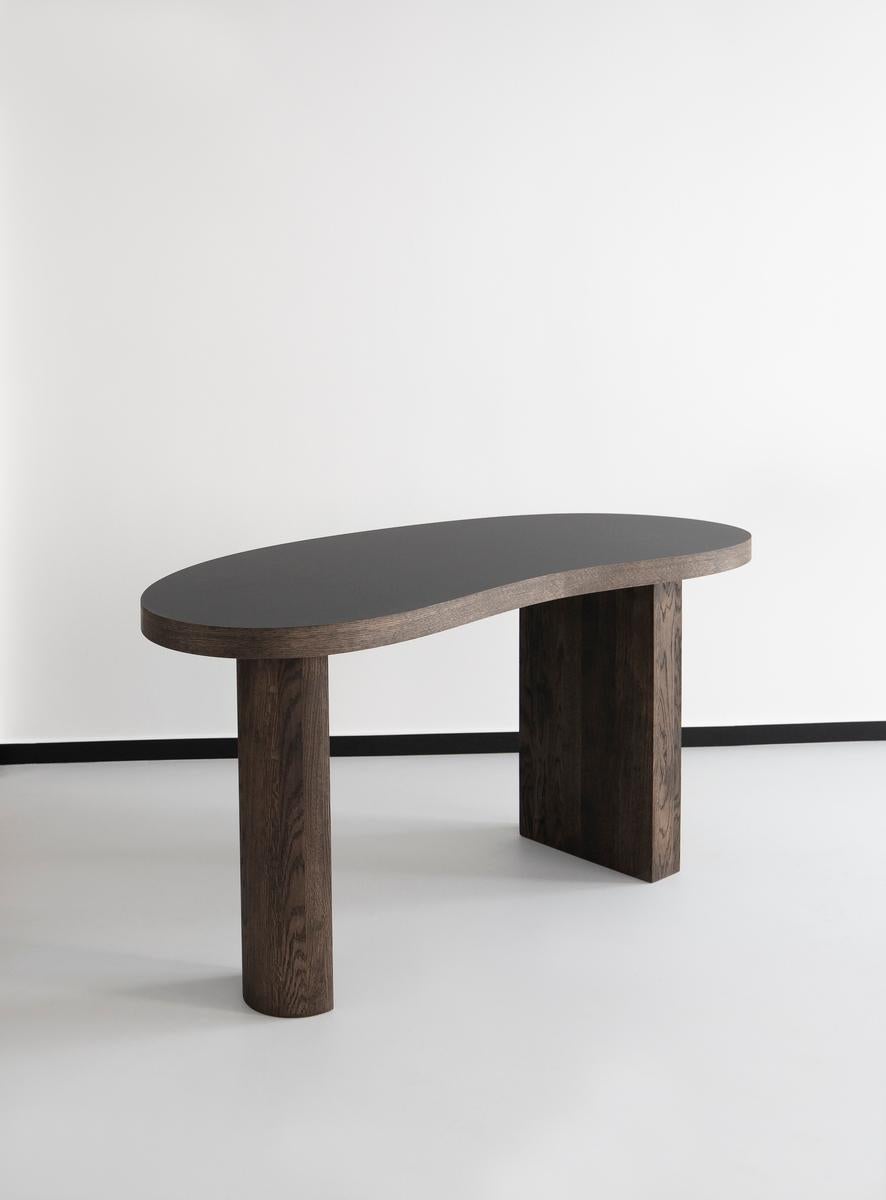 Schreibtisch-Tisch MS Bean
Entworfen von IDA L. HILDEBRAND

Kundenspezifische Abmessungen : L. 210 cm / T. 97 cm / H. 75 cm
Dicke der Oberseite: 5 cm
Modell auf dem Bild : Eiche geräuchert - Tischplatte schwarz laminiert

Das Studio Friends &