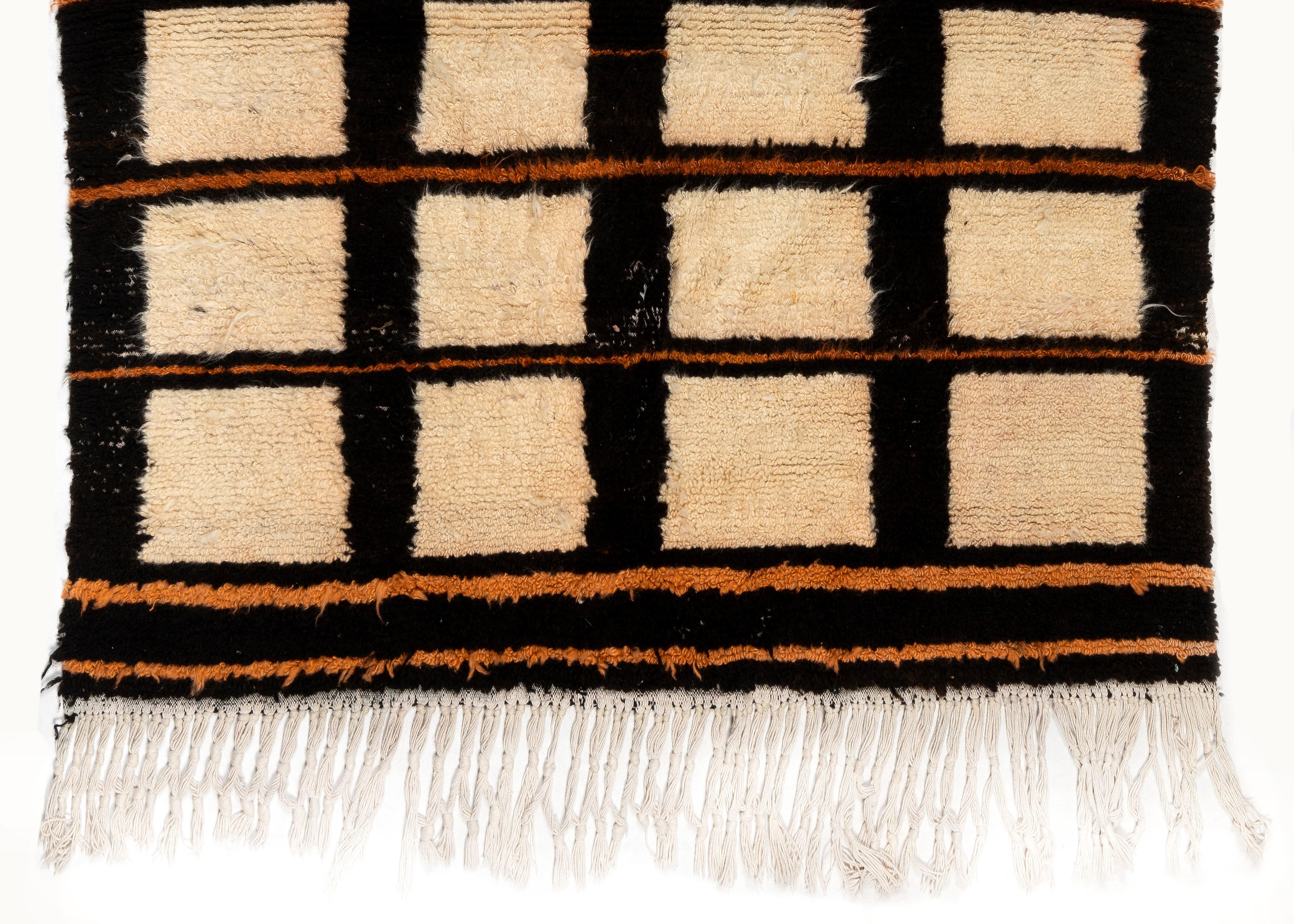 Un tapis tulu contemporain noué à la main, en laine de mouton filée à la main. 
Le tapis est fabriqué sur commande et personnalisable. Nous pouvons le fabriquer dans la taille, la hauteur des poils, la combinaison de couleurs et le motif de votre