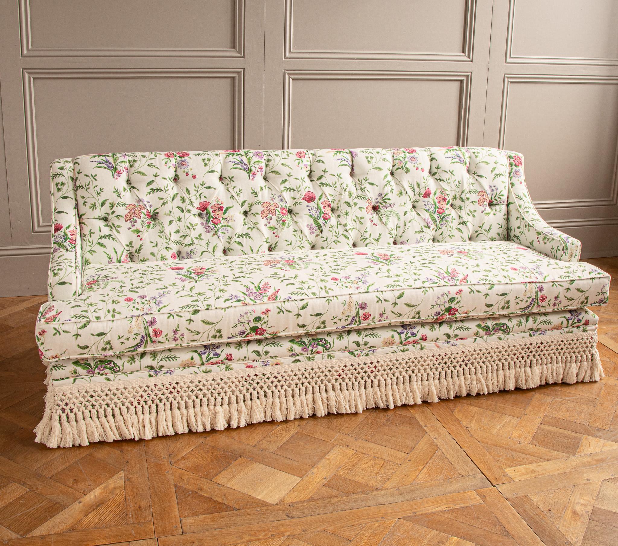 Das Sofa 'Emily' ist sowohl bequem als auch schick. Der Sitz bietet eine großzügige Tiefe, und während die Gesamtsilhouette schlank und modern ist, wird sie durch einen Hauch von Tradition mit der rautenförmig gefalteten, geknöpften Rückenlehne