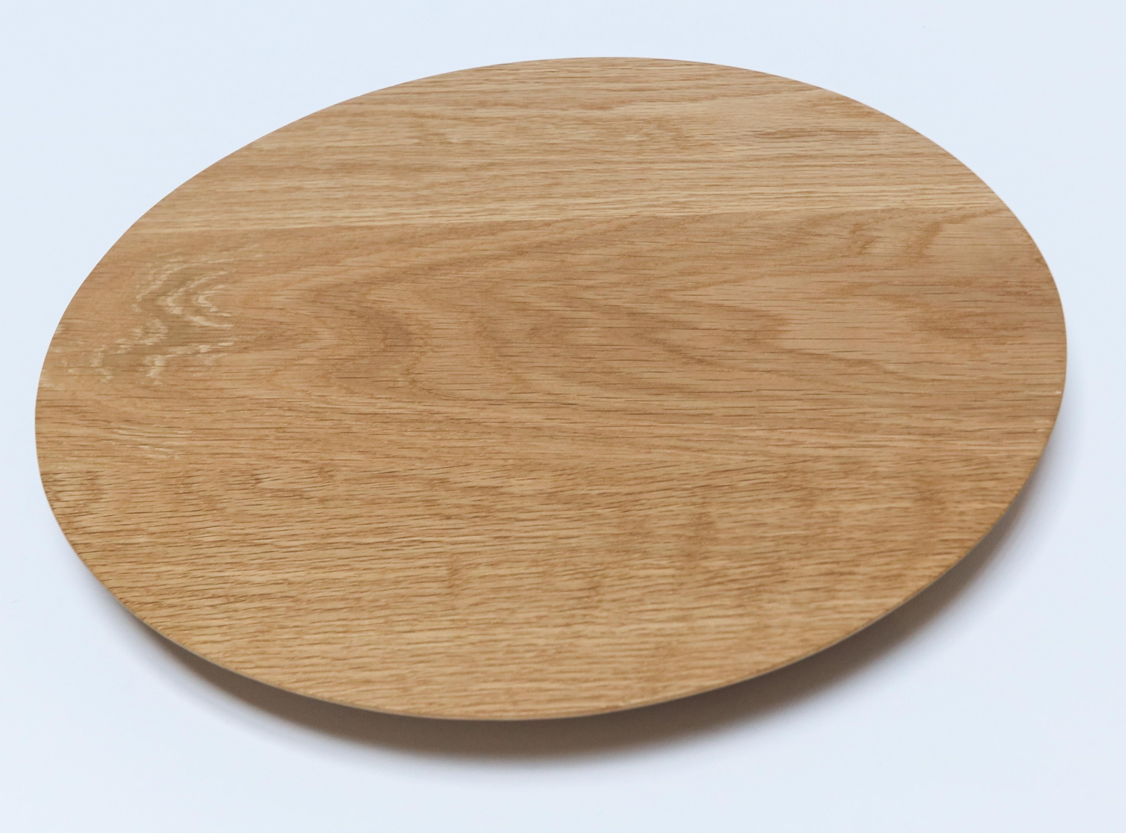 Custom Small Round Serving Board in Oak by Adesso Imports In New Condition In Los Angeles, CA