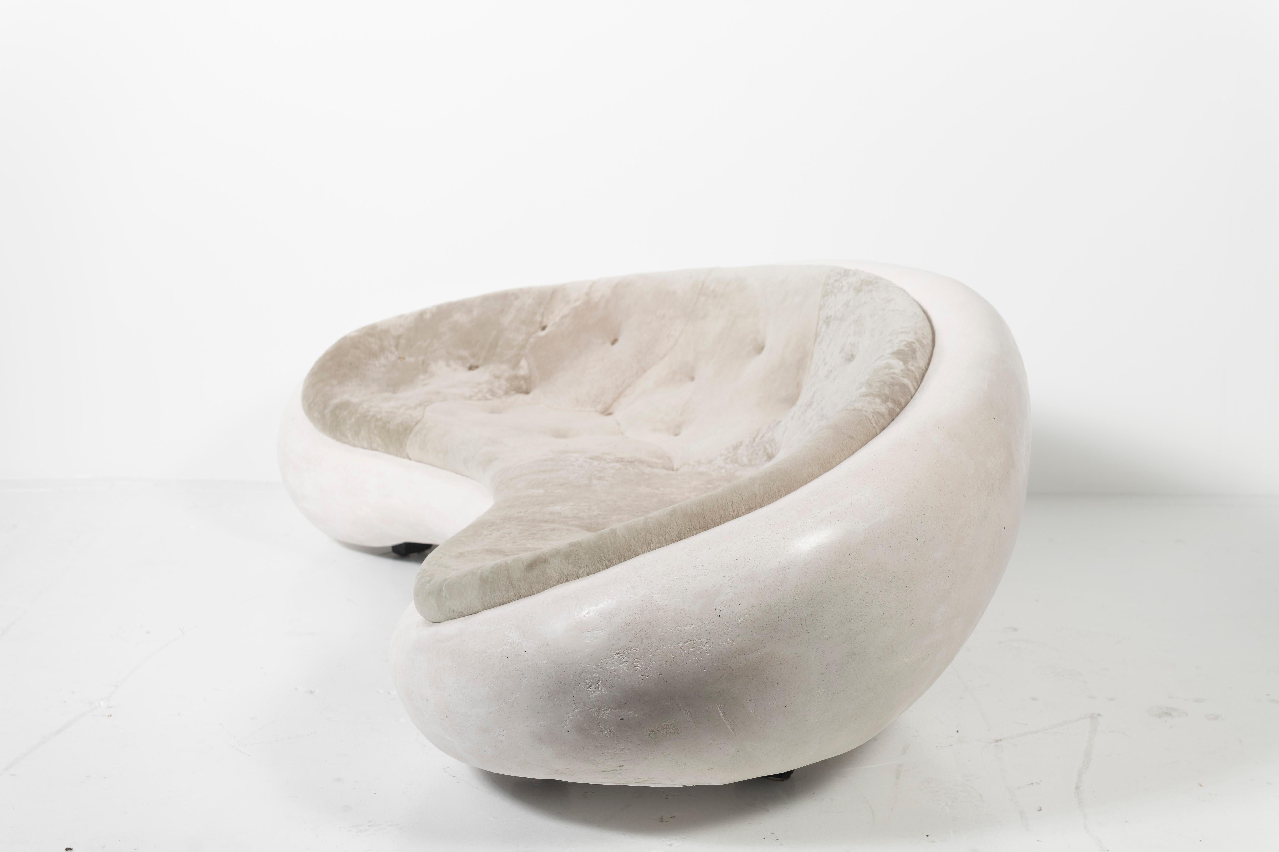 Canapé personnalisé Rogan Gregory en composite de marbre et peau de mouton rembourrée  en vente 4