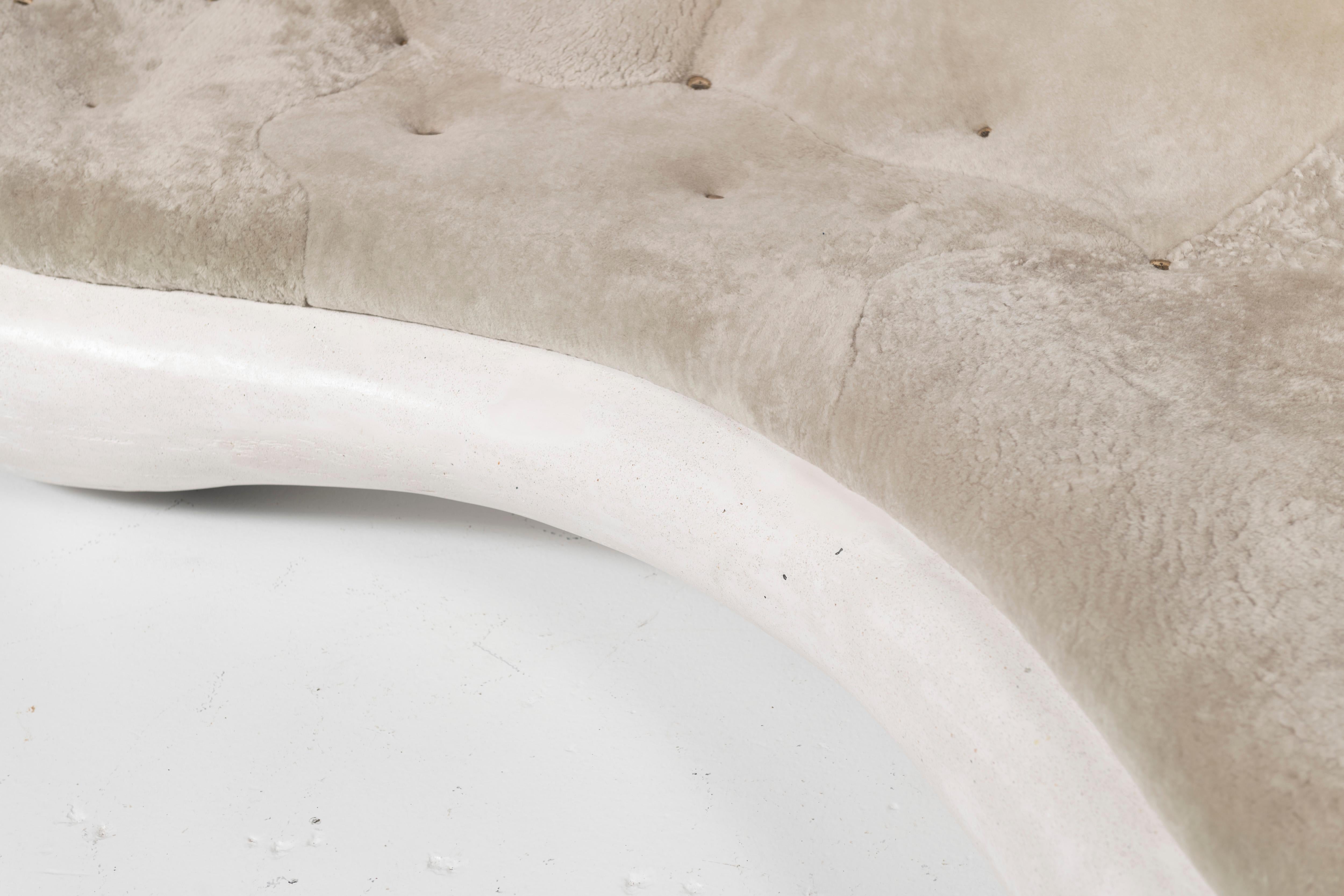 Canapé personnalisé Rogan Gregory en composite de marbre et peau de mouton rembourrée  en vente 8