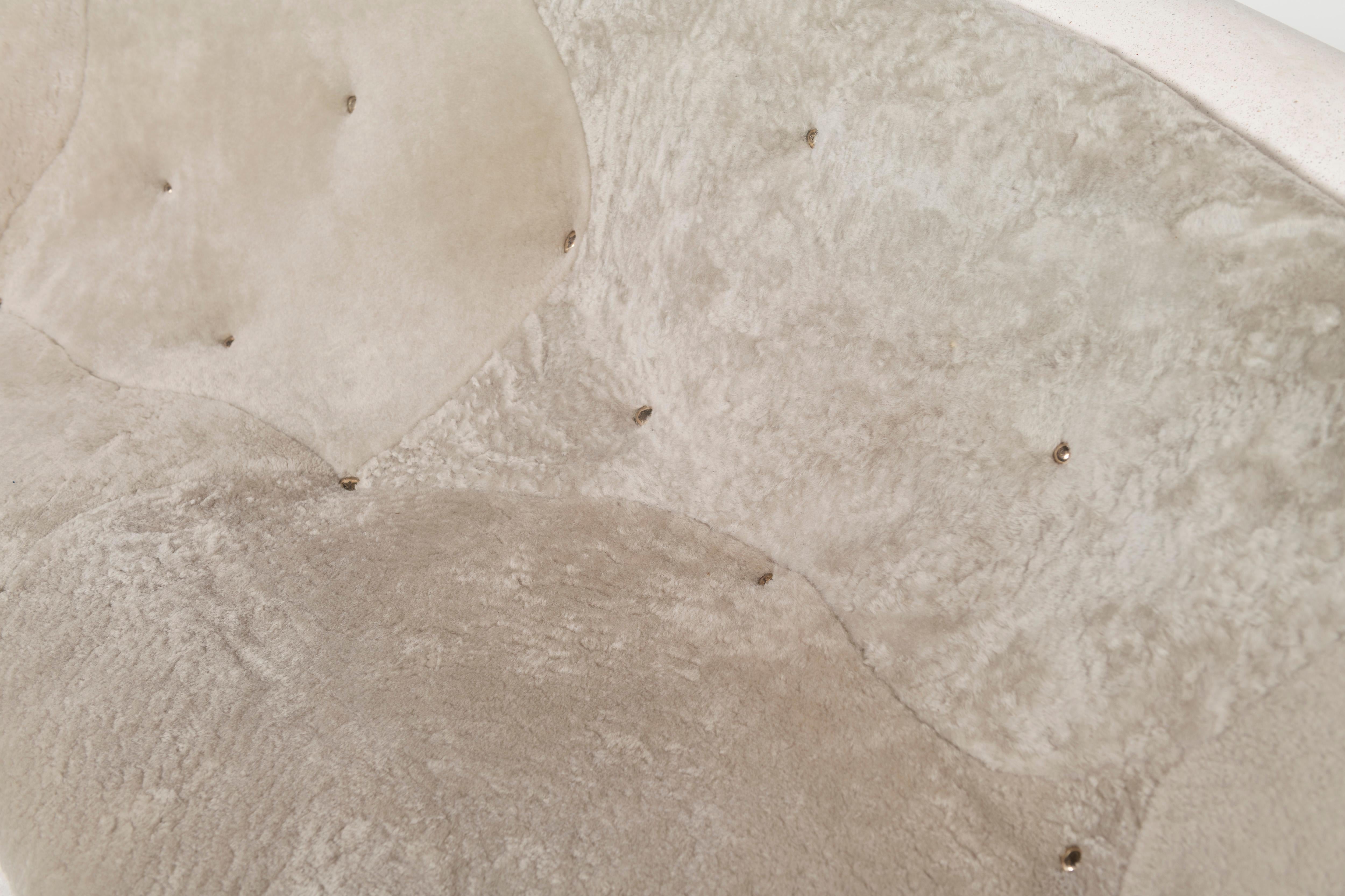 Canapé personnalisé Rogan Gregory en composite de marbre et peau de mouton rembourrée  en vente 10