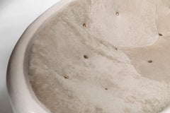 Canapé personnalisé Rogan Gregory en composite de marbre et peau de mouton rembourrée