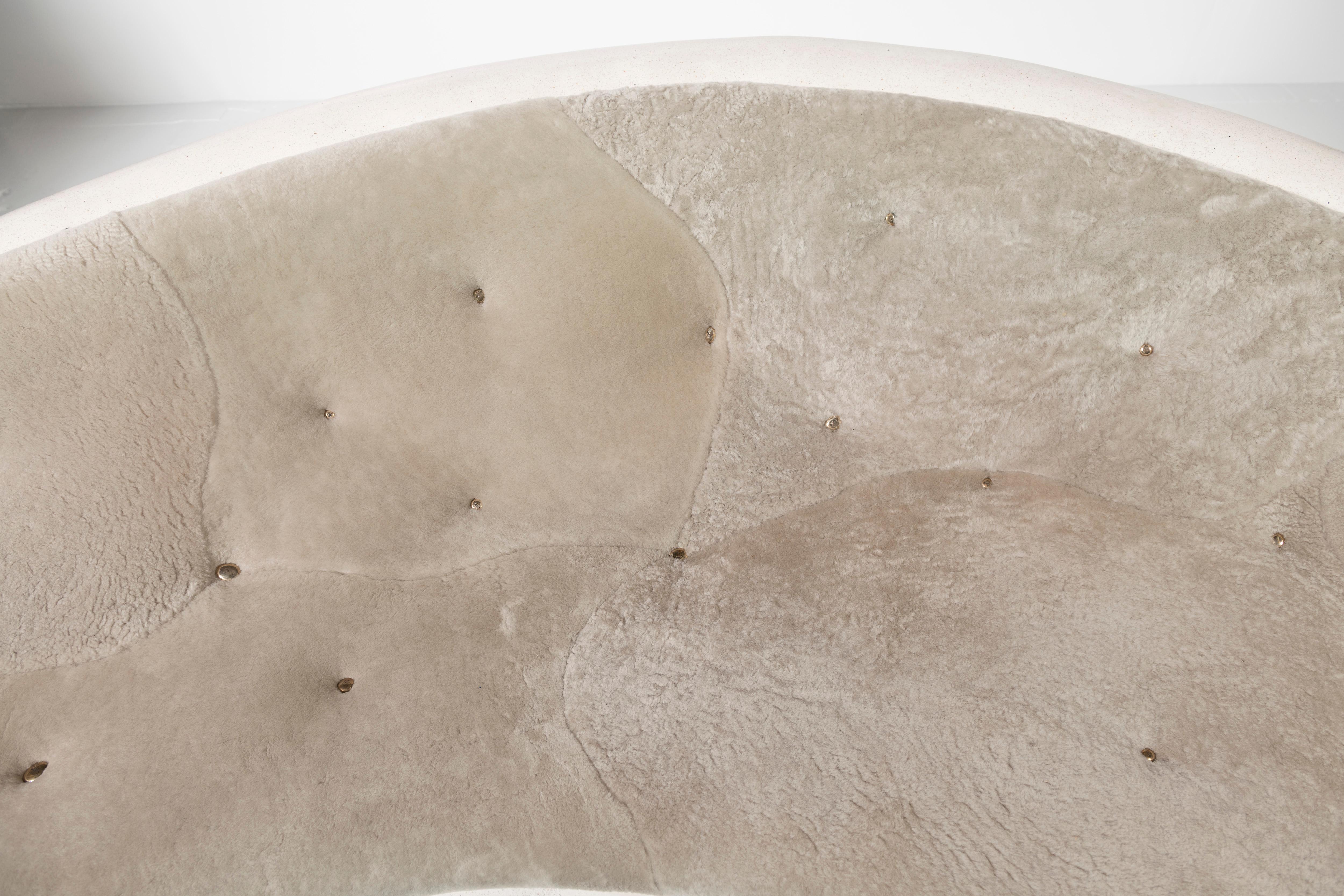 Canapé personnalisé Rogan Gregory en composite de marbre et peau de mouton rembourrée  Excellent état - En vente à San Francisco, CA