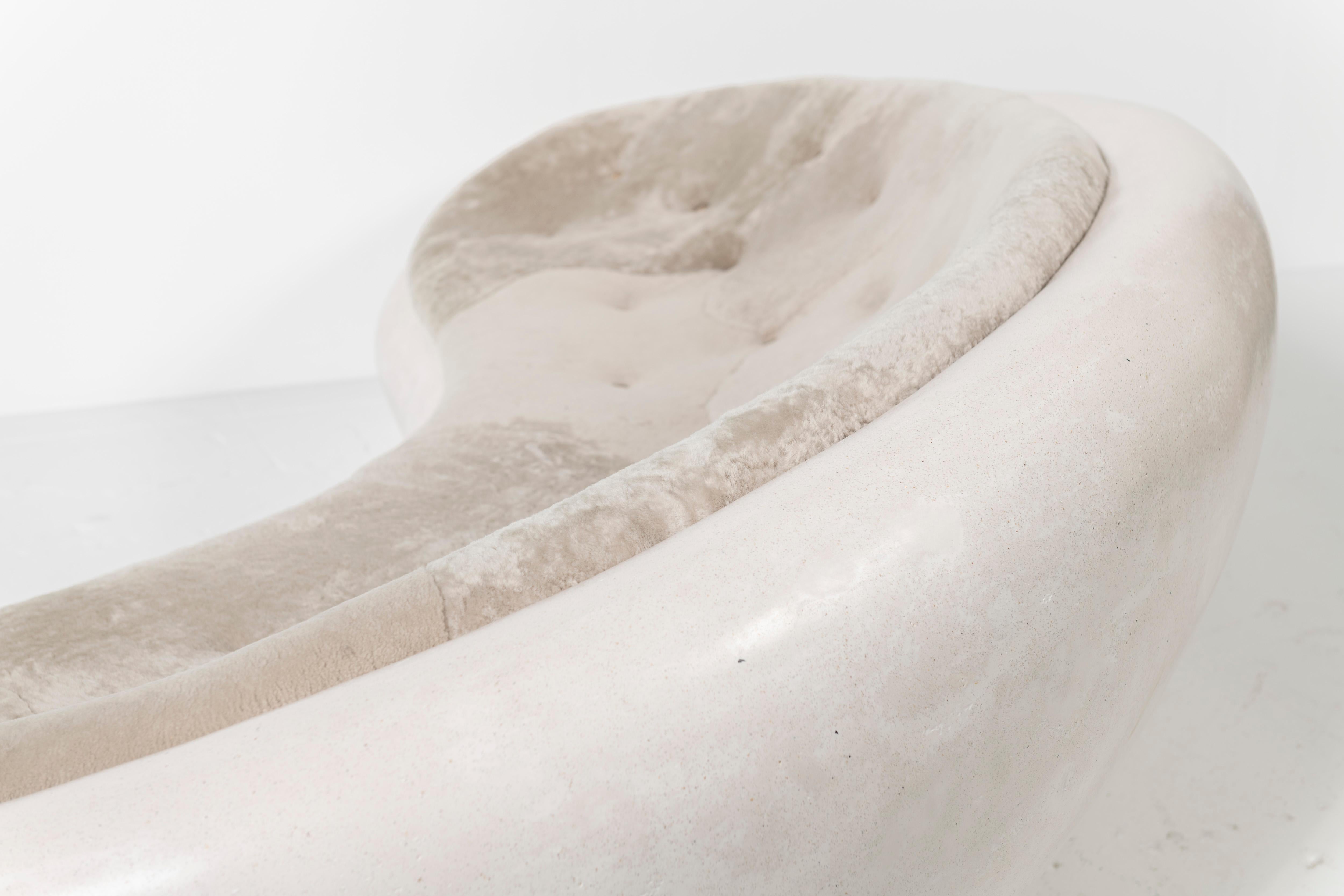 Canapé personnalisé Rogan Gregory en composite de marbre et peau de mouton rembourrée  en vente 1