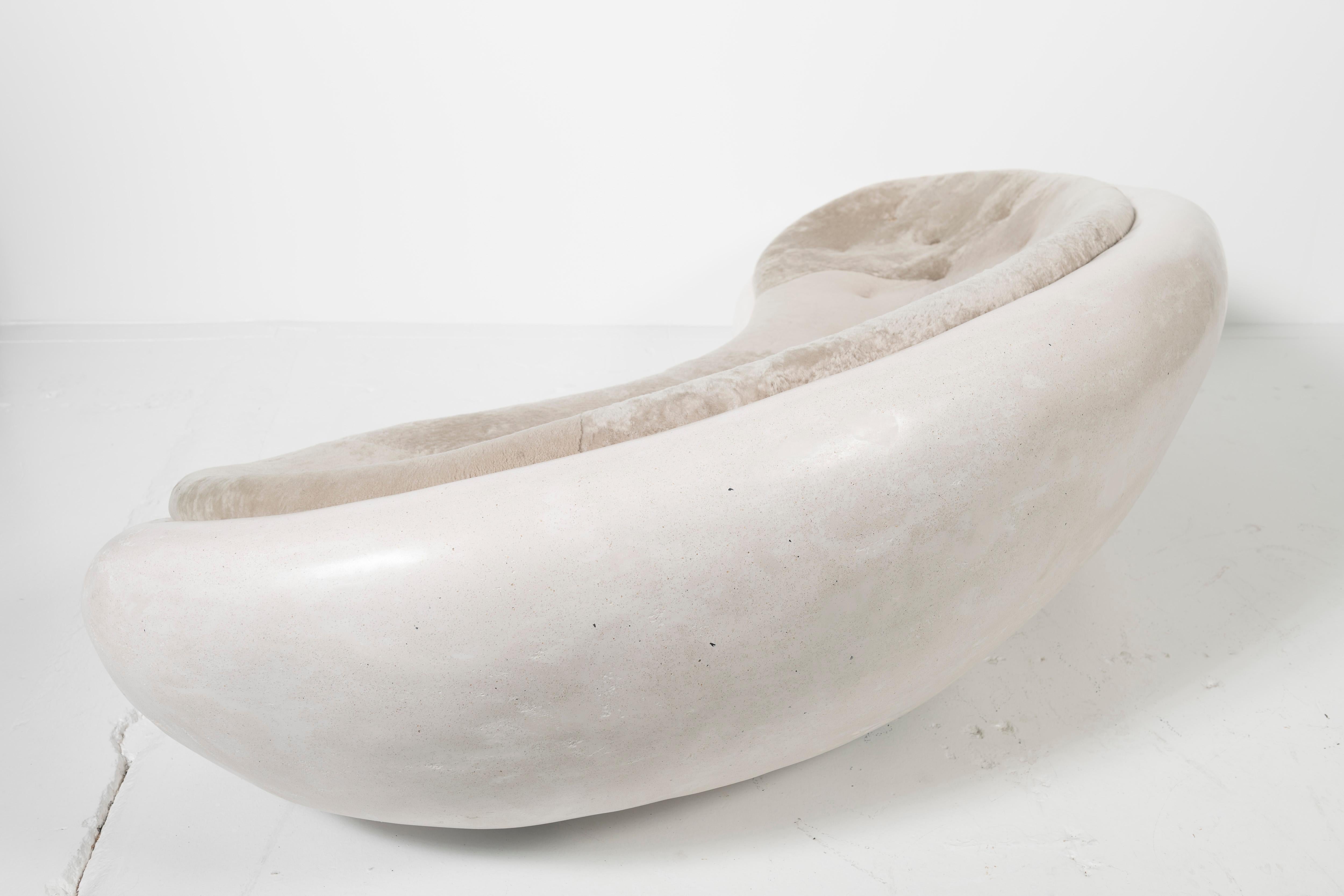 Canapé personnalisé Rogan Gregory en composite de marbre et peau de mouton rembourrée  en vente 2