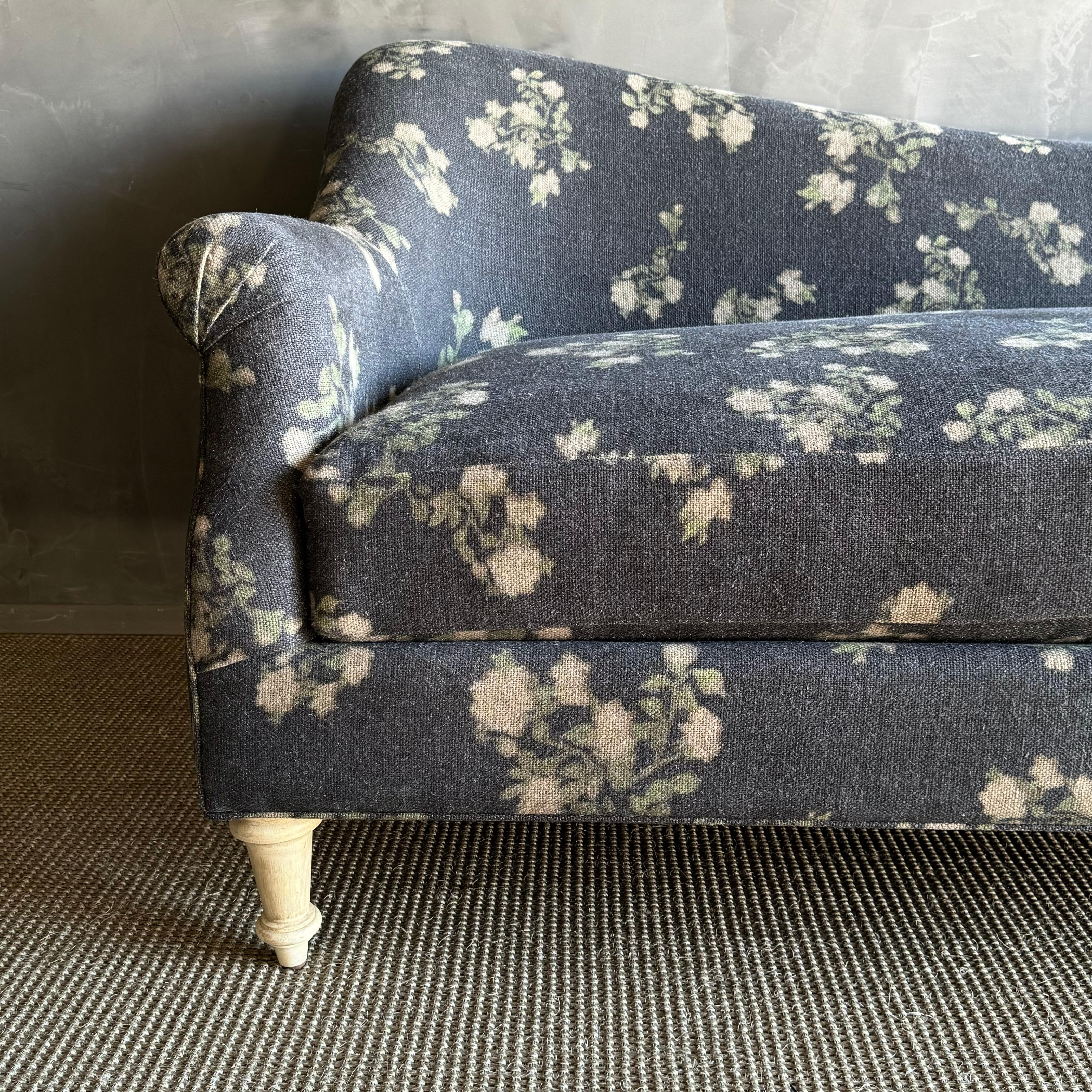 Sofá a medida en lino Wabi Sabi Rosas Lino Francés Créme en Nuevo estado para la venta en Old Town Orange, CA