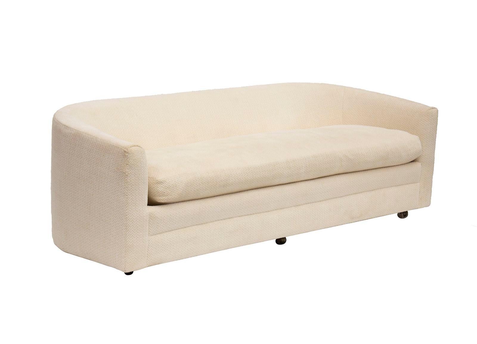 Maßgefertigtes Sofa auf Rollen aus cremefarbenem Boucle #1 (Moderne der Mitte des Jahrhunderts) im Angebot