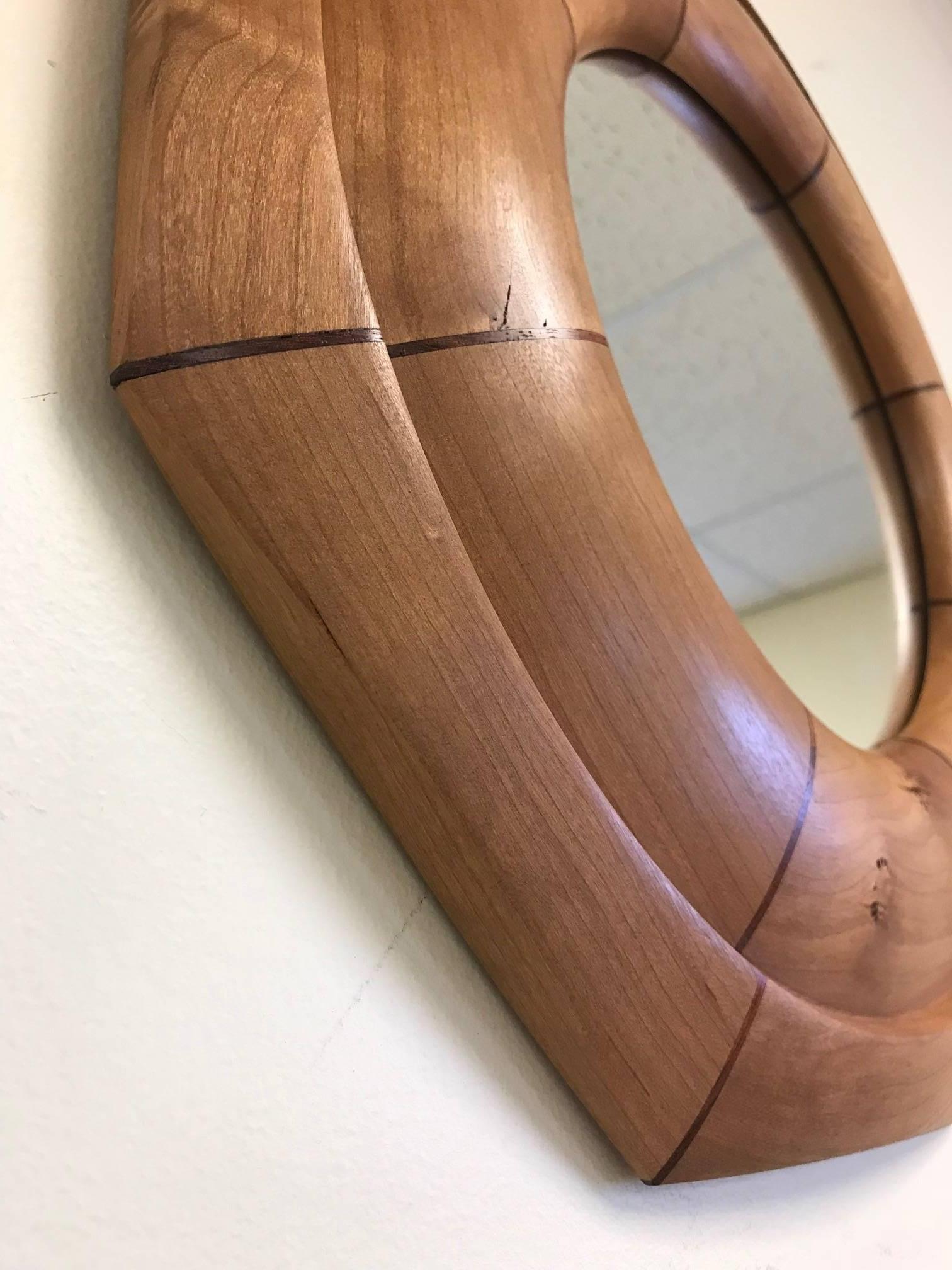 Moderne Miroir octogonal en merisier massif avec incrustation de noyer sur mesure en vente