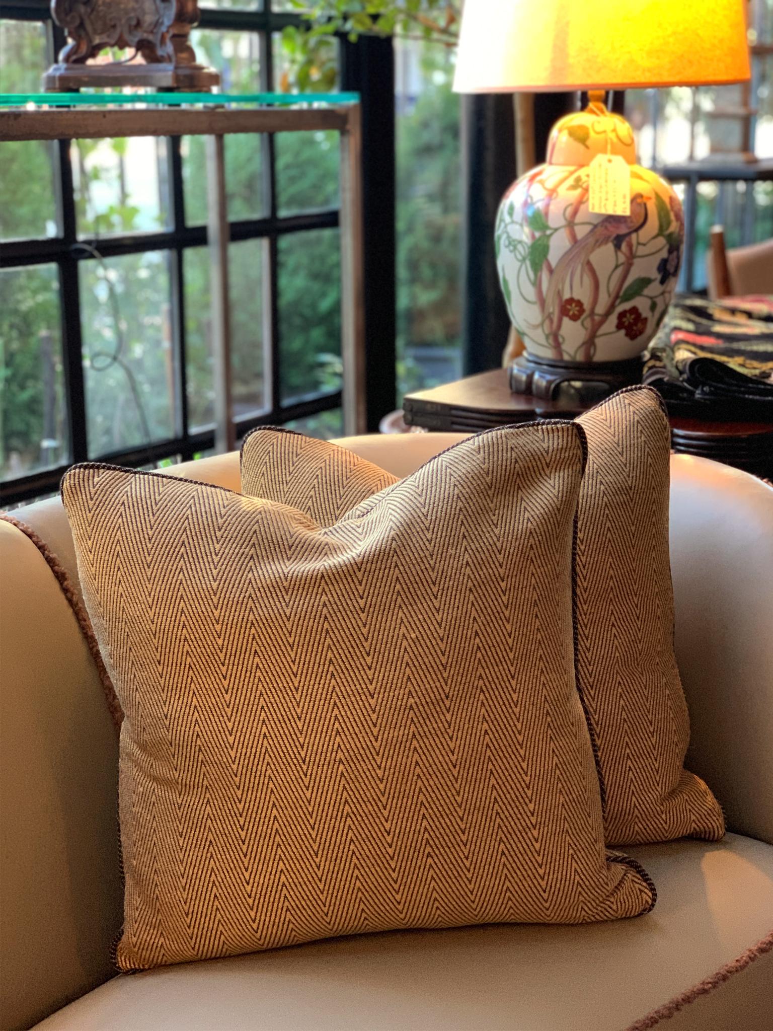 Cojines cuadrados personalizados de lana Donghia Gold Chevron - Un par en venta 3