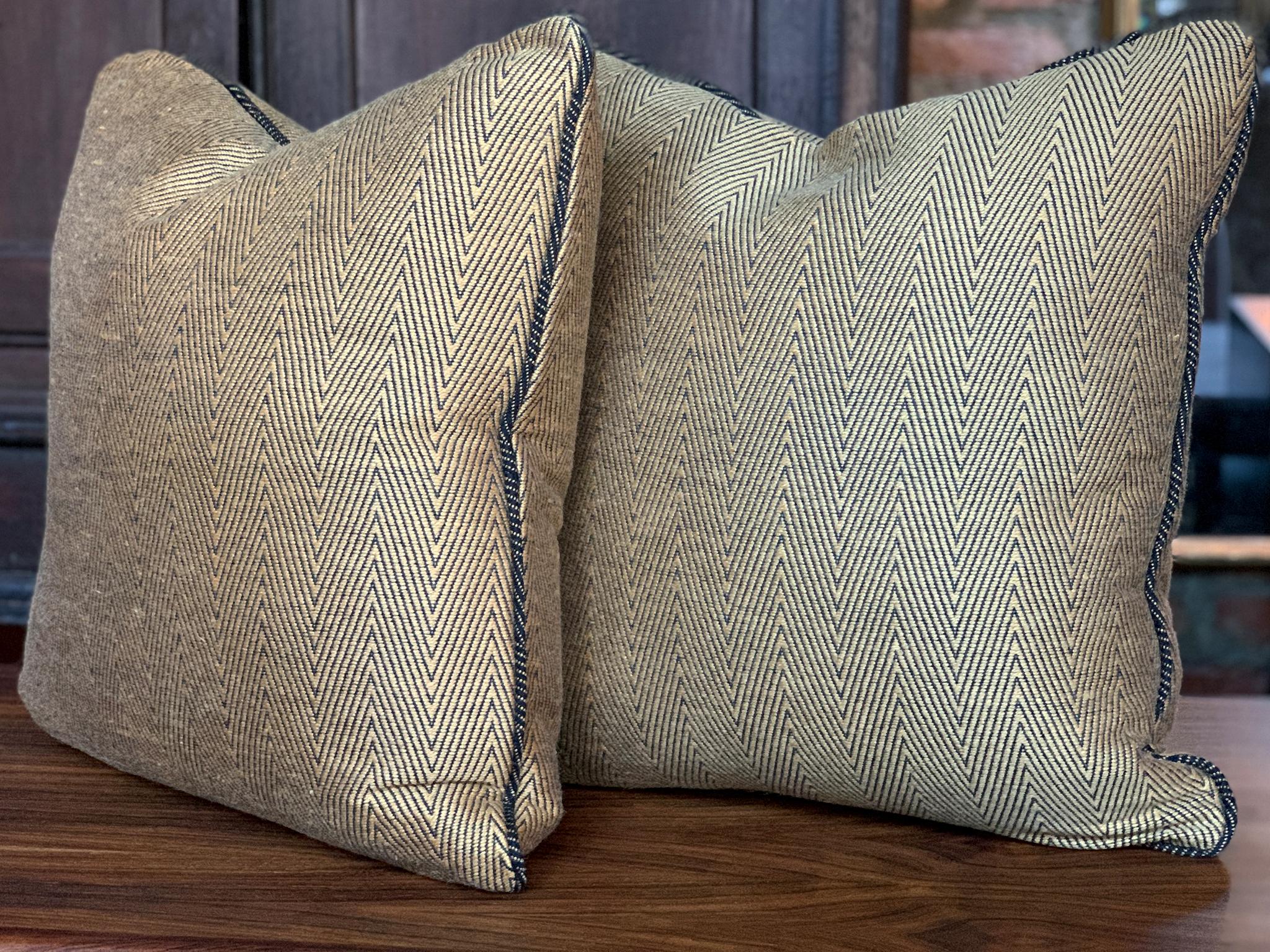 Cojines cuadrados personalizados de lana Donghia Gold Chevron - Un par Estadounidense en venta