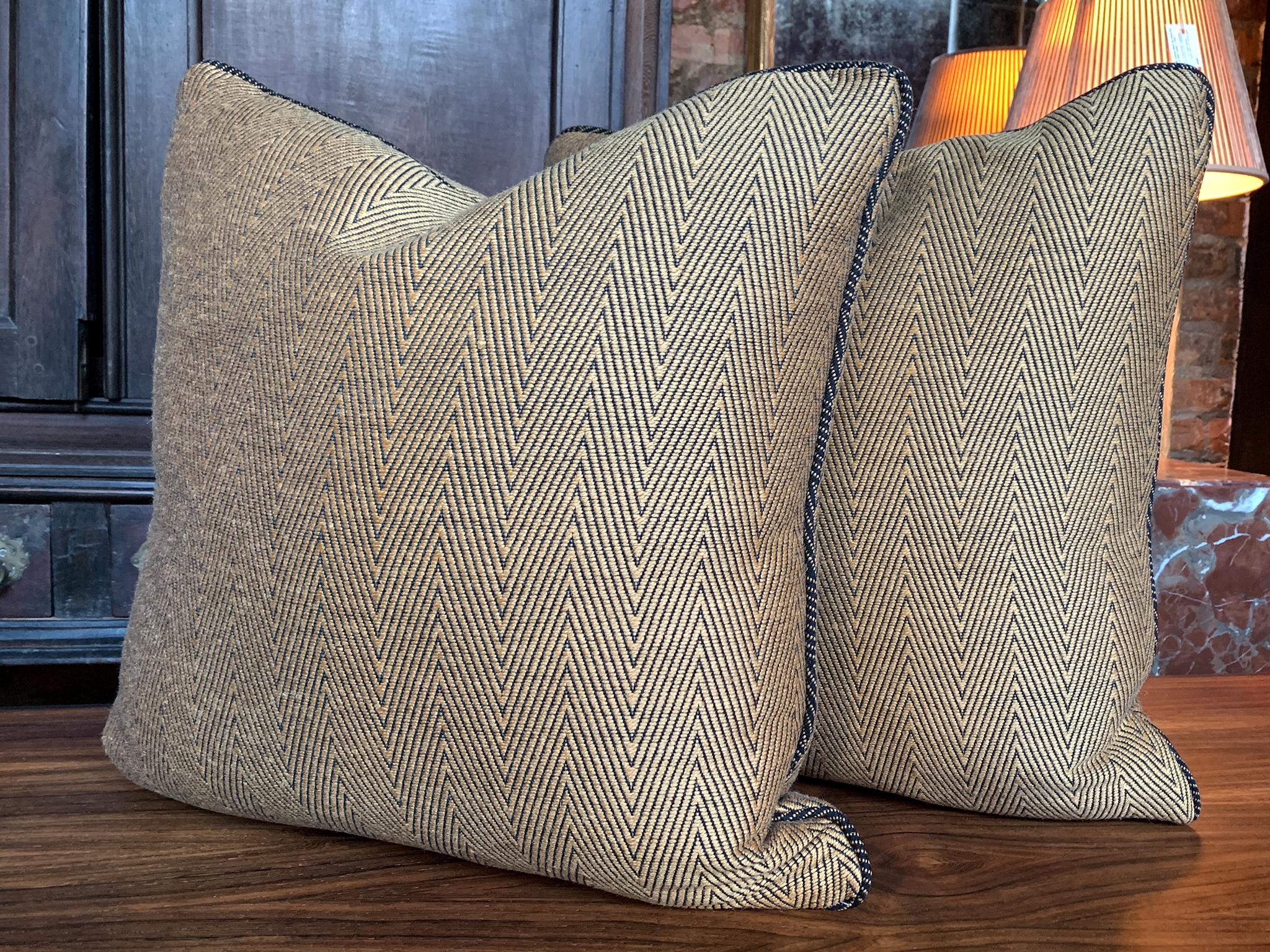 Cojines cuadrados personalizados de lana Donghia Gold Chevron - Un par Hecho a mano en venta