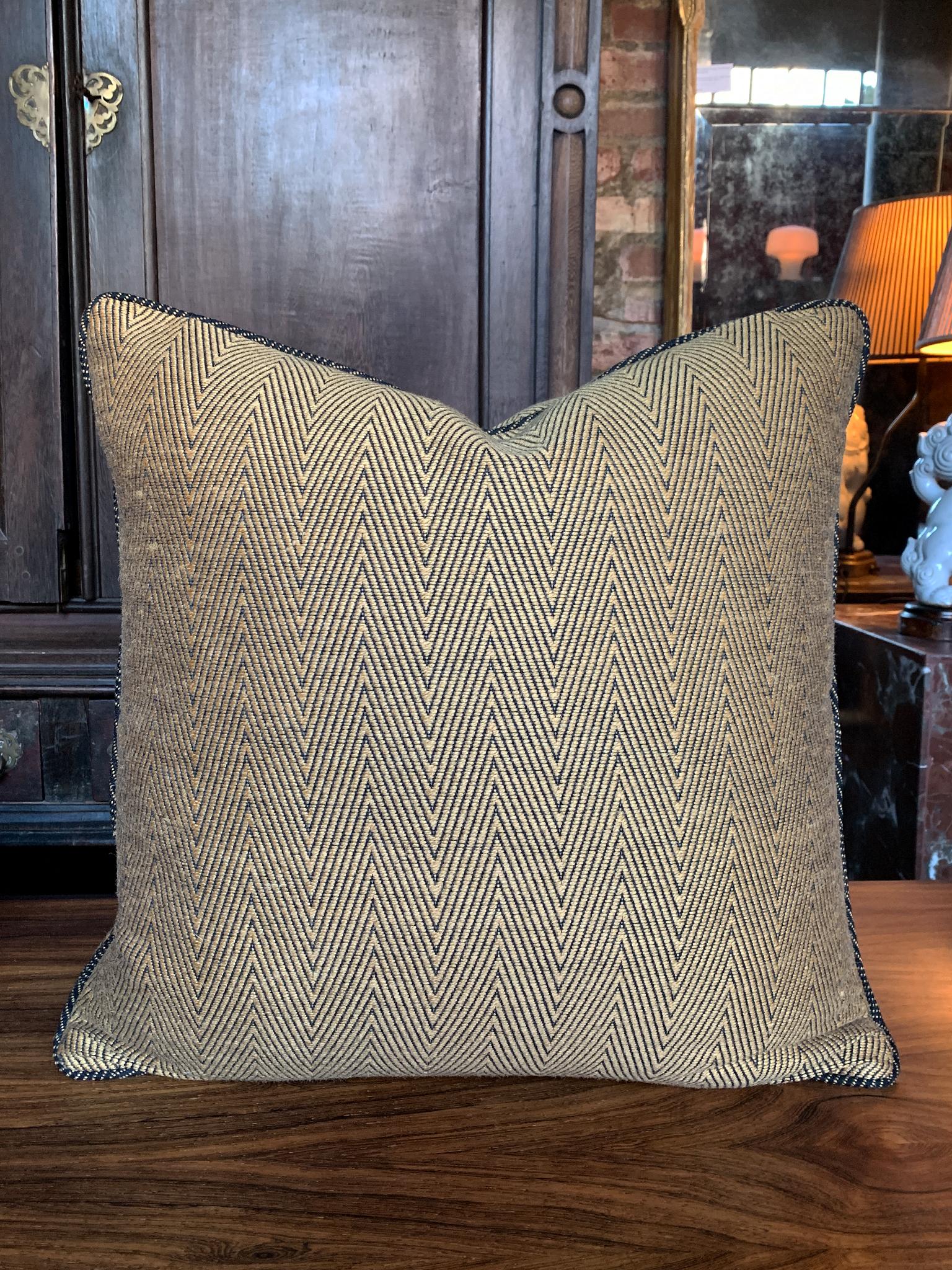 Cojines cuadrados personalizados de lana Donghia Gold Chevron - Un par en Nuevo estado para la venta en New York, NY