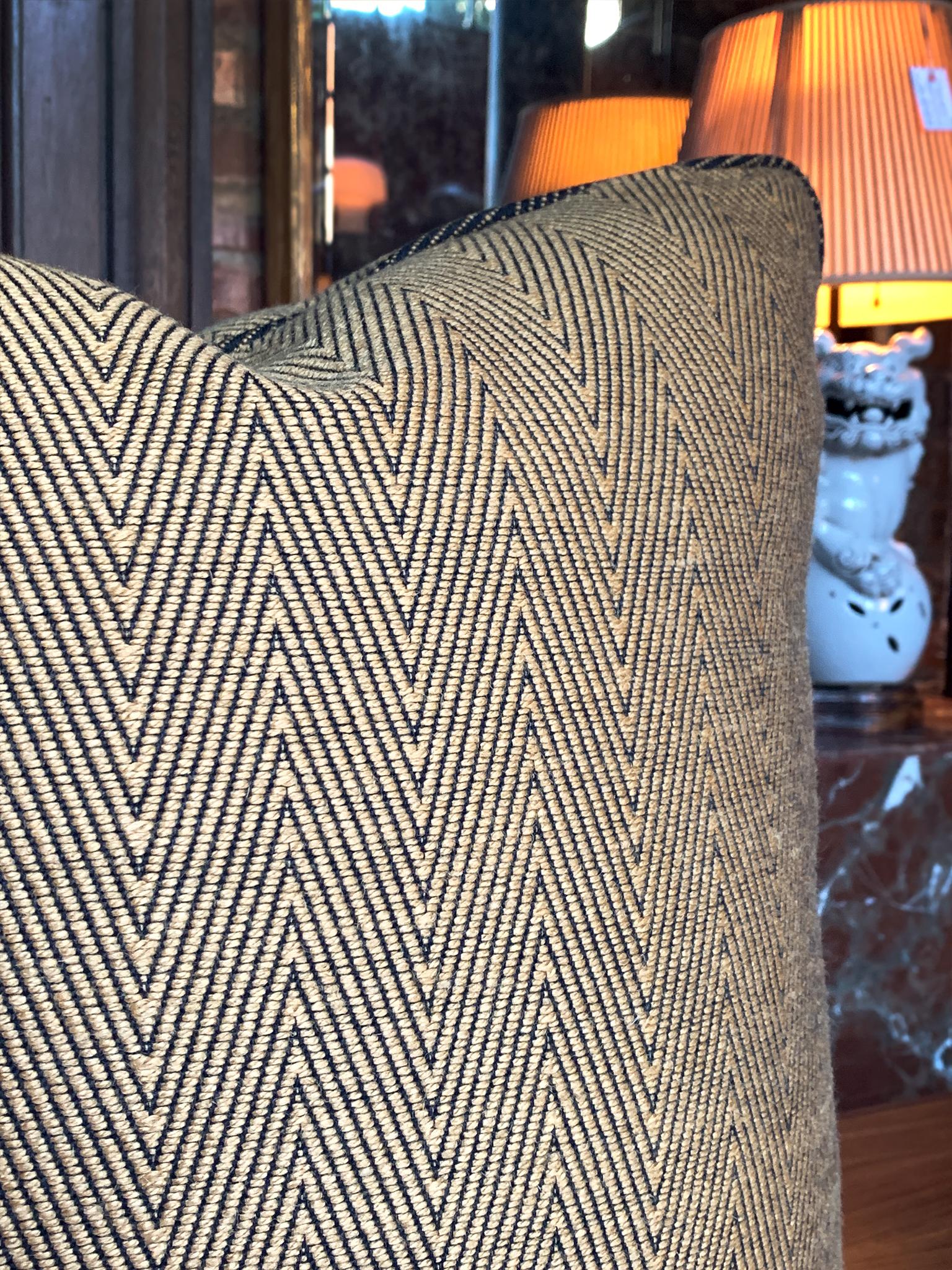 Cojines cuadrados personalizados de lana Donghia Gold Chevron - Un par Siglo XXI y contemporáneo en venta