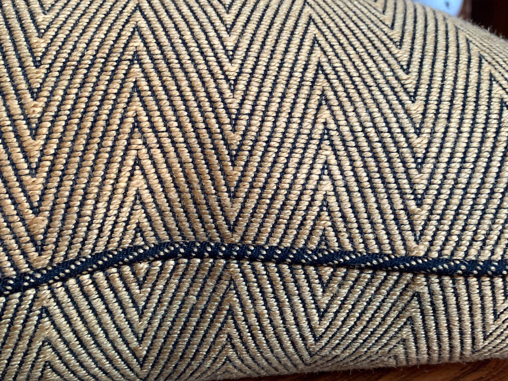 Cojines cuadrados personalizados de lana Donghia Gold Chevron - Un par Lana en venta