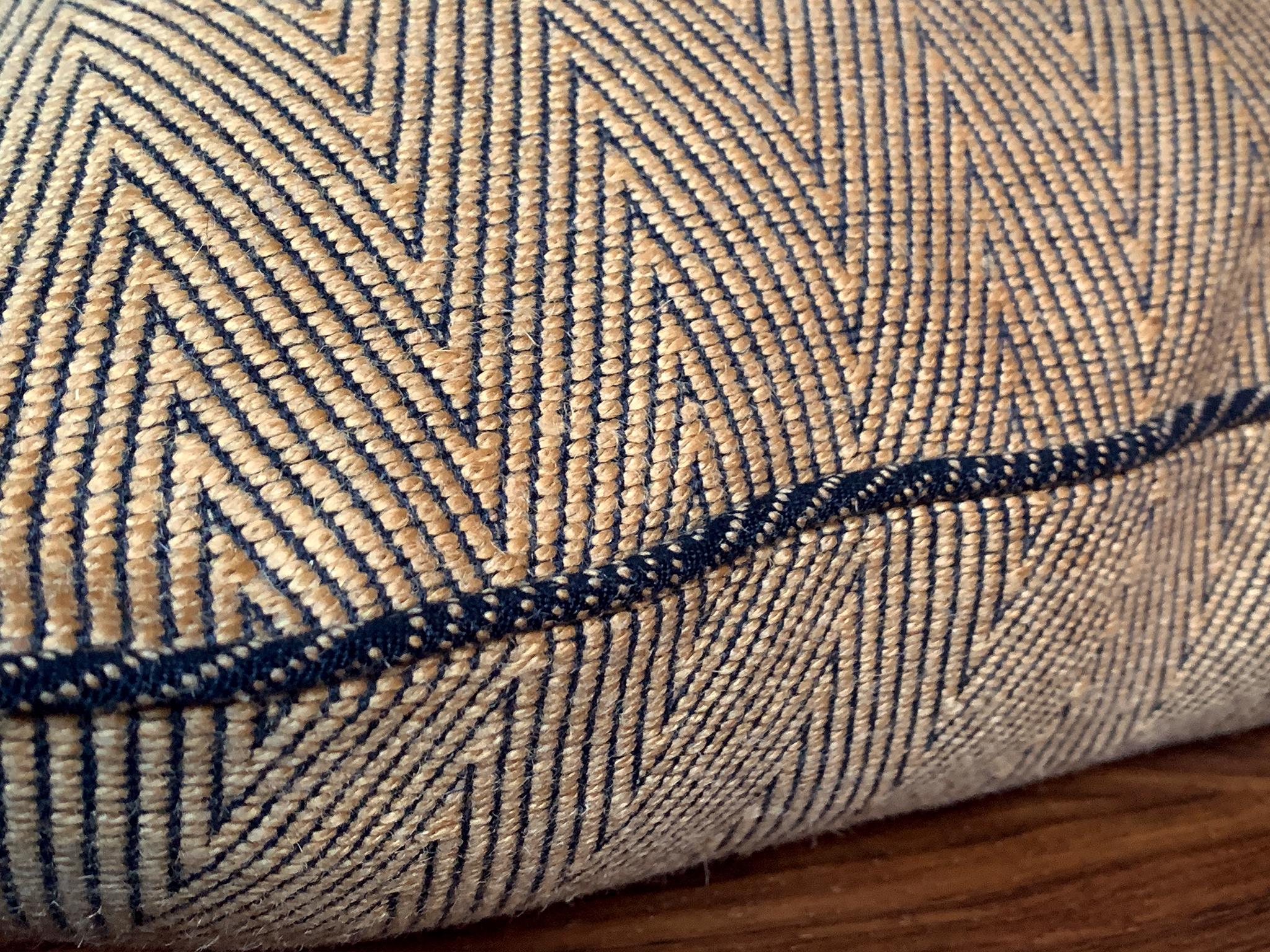 Cojines cuadrados personalizados de lana Donghia Gold Chevron - Un par en venta 1