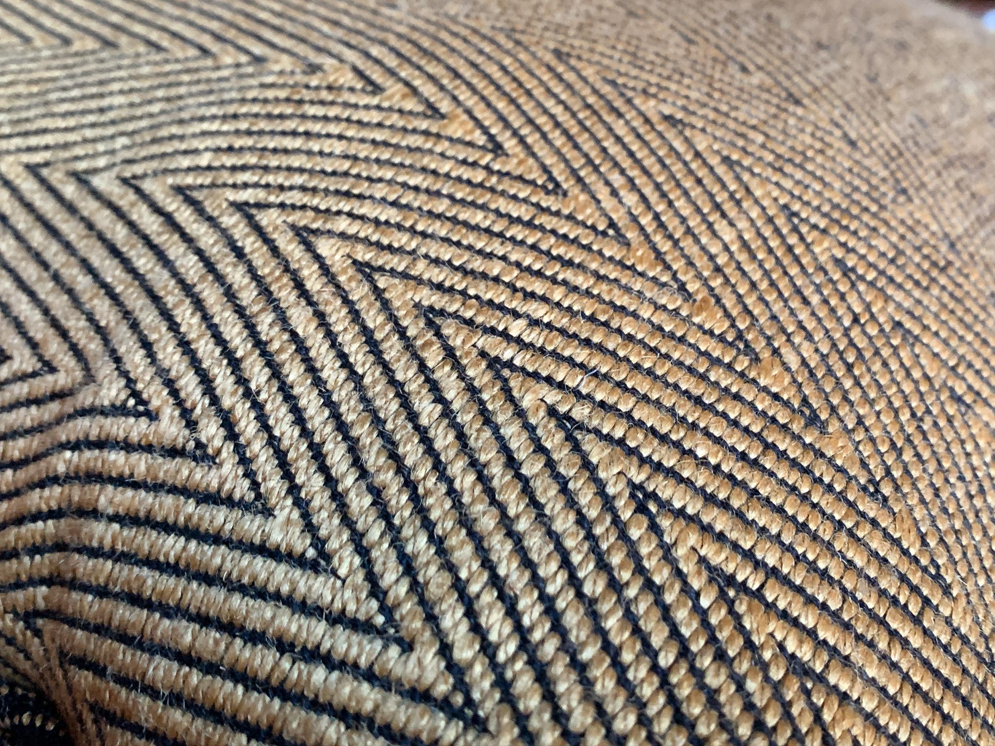 Cojines cuadrados personalizados de lana Donghia Gold Chevron - Un par en venta 2