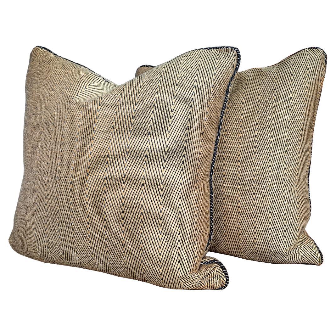 Cojines cuadrados personalizados de lana Donghia Gold Chevron - Un par en venta