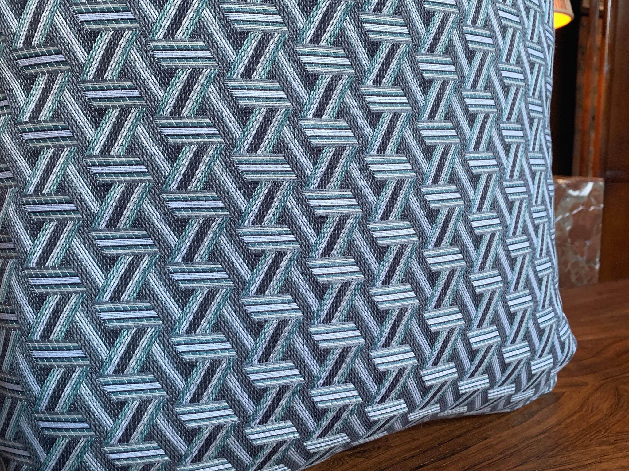 Fatto a mano Cuscini quadrati personalizzati in tessuto Jacquard Lelièvre - Una coppia in vendita