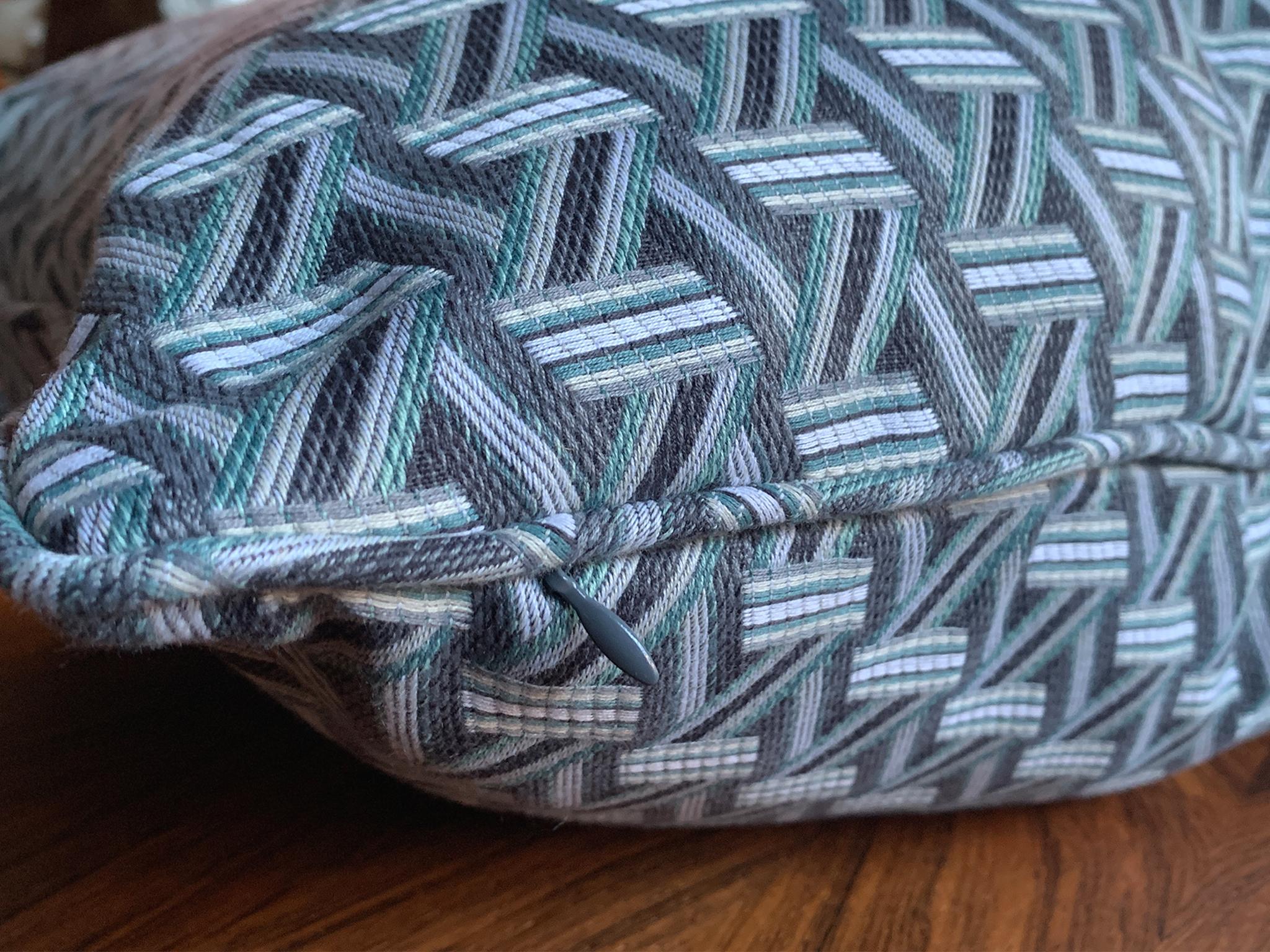 Cuscini quadrati personalizzati in tessuto Jacquard Lelièvre - Una coppia In condizioni Nuovo in vendita a New York, NY