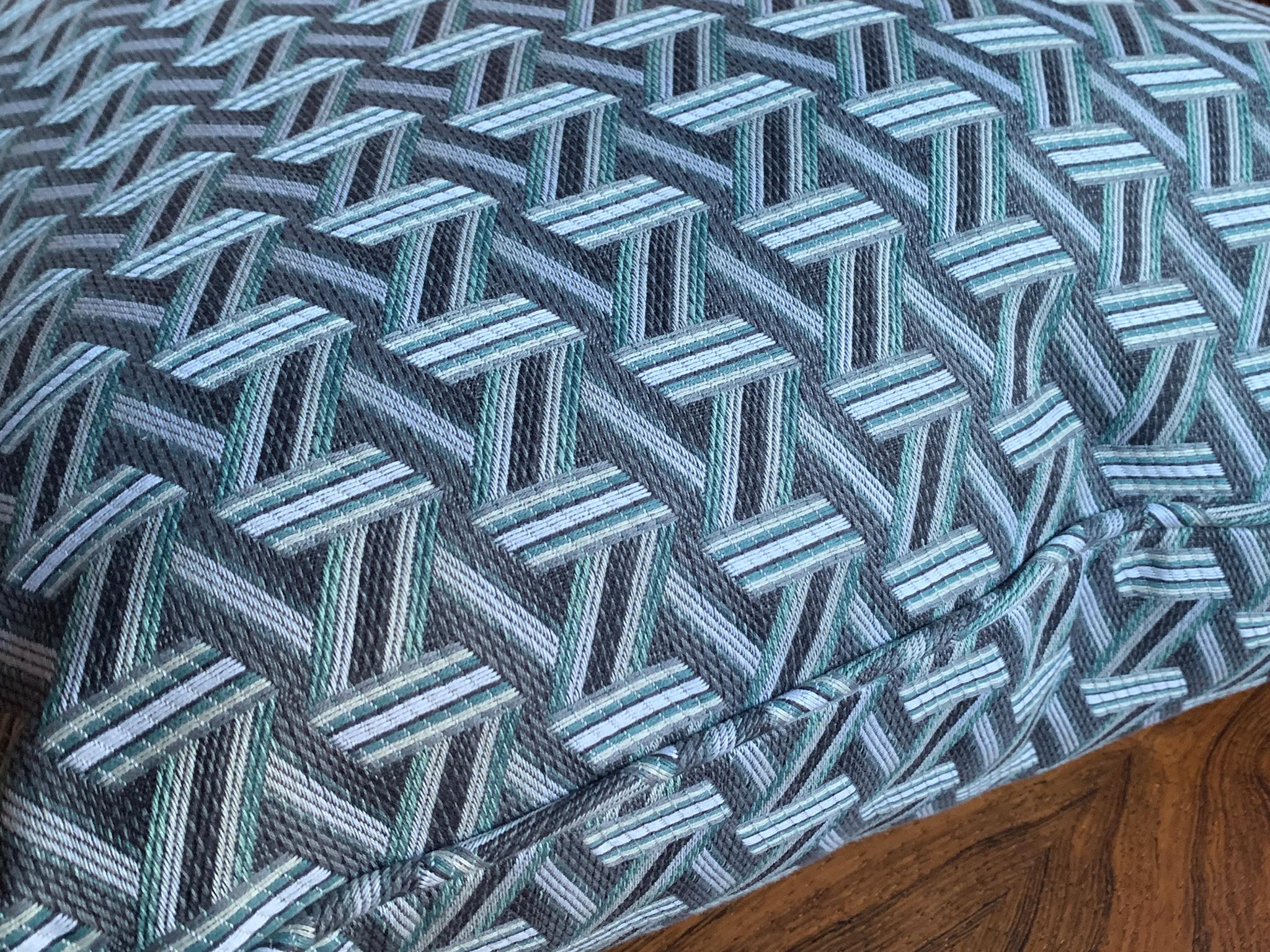 XXI secolo e contemporaneo Cuscini quadrati personalizzati in tessuto Jacquard Lelièvre - Una coppia in vendita