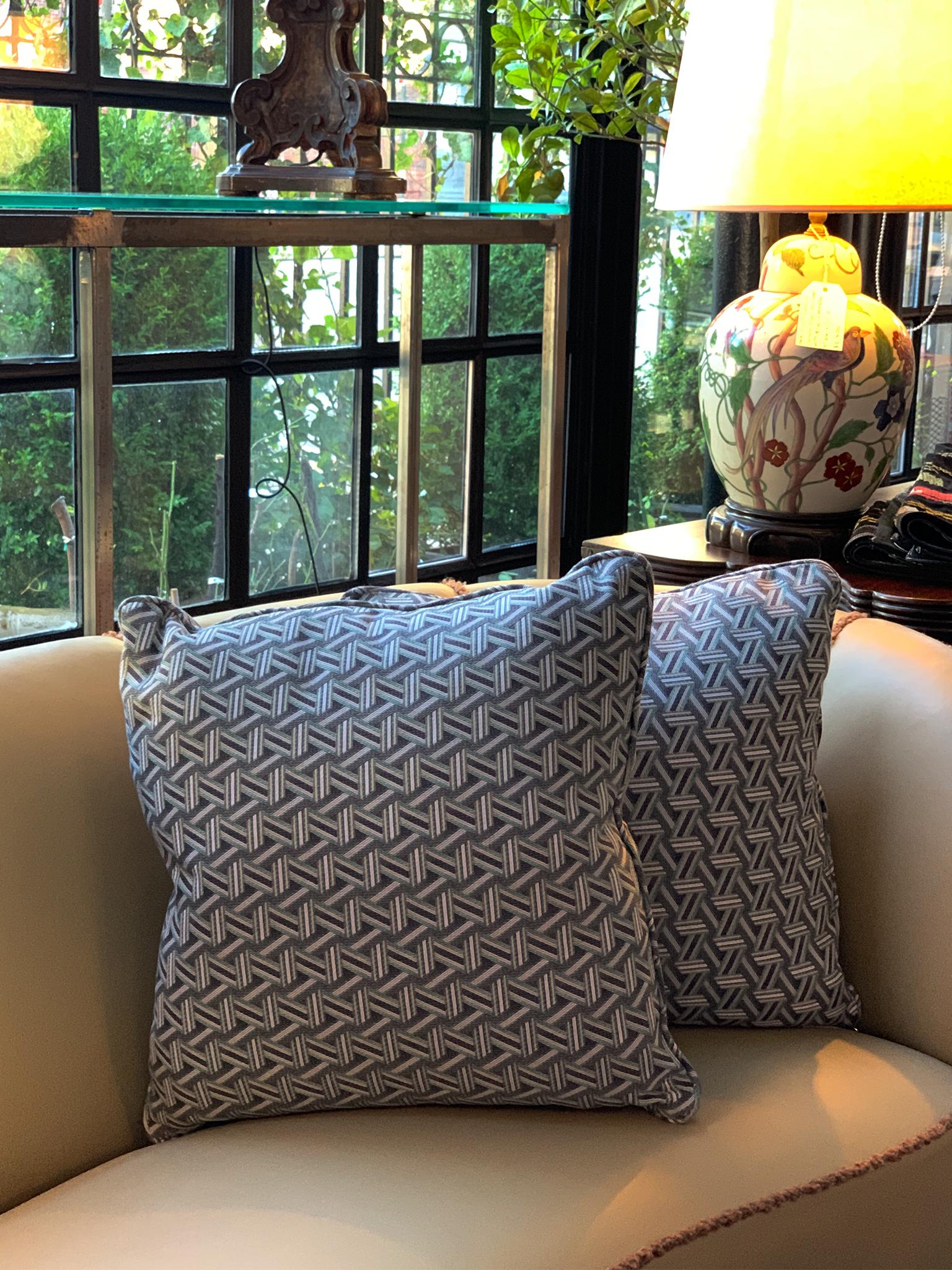 Cuscini quadrati personalizzati in tessuto Jacquard Lelièvre - Una coppia in vendita 1
