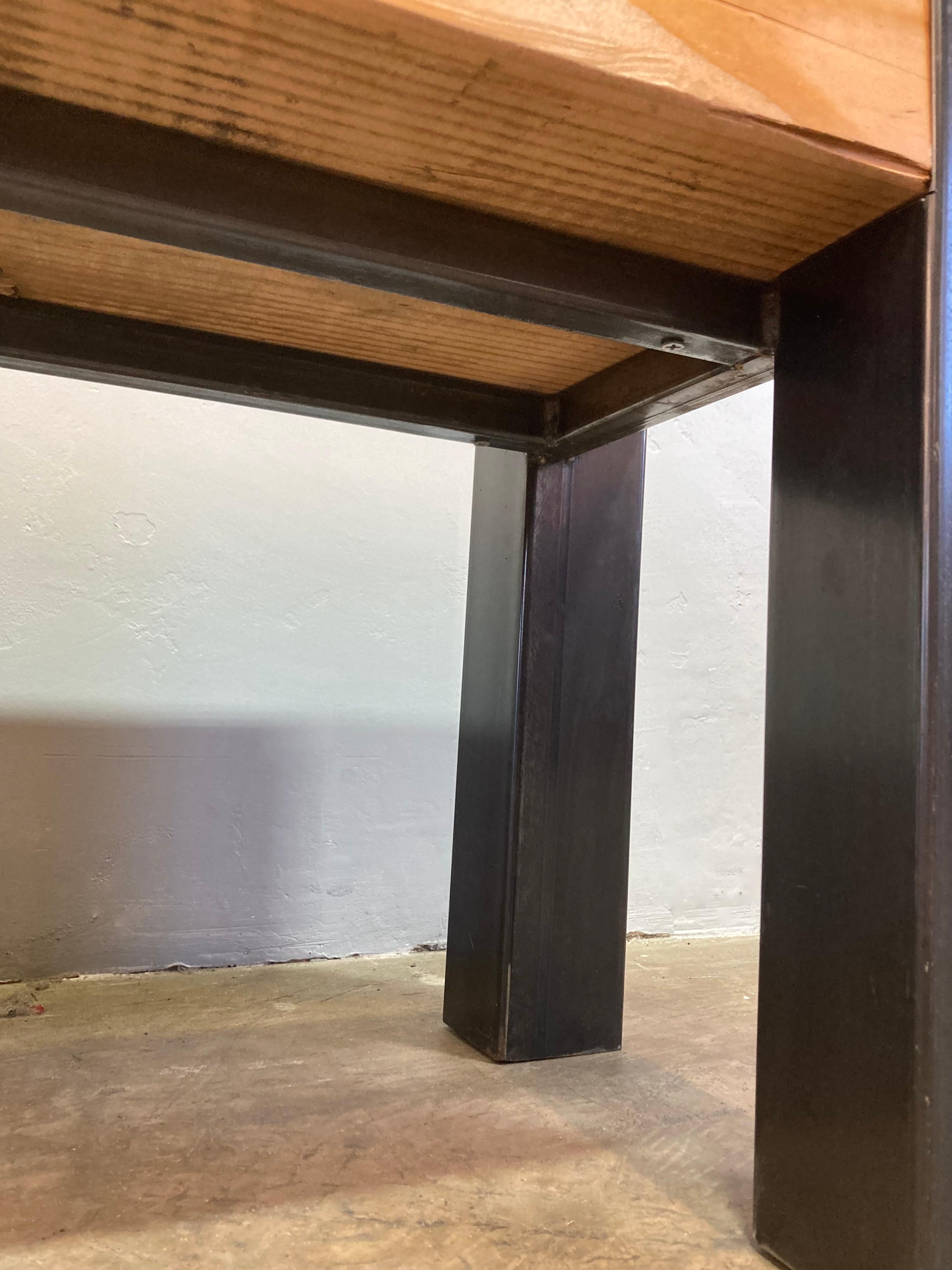 XXIe siècle et contemporain Banc sur mesure en acier et en sapin recyclé en vente