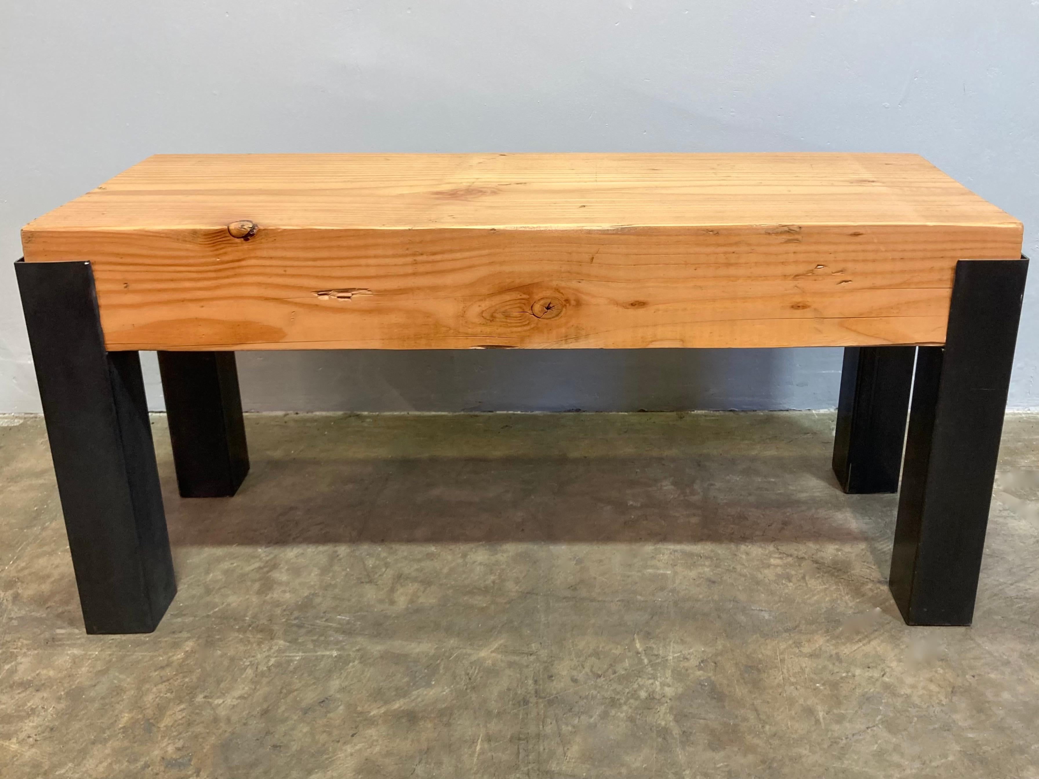 Banc sur mesure en acier et en sapin recyclé en vente 2