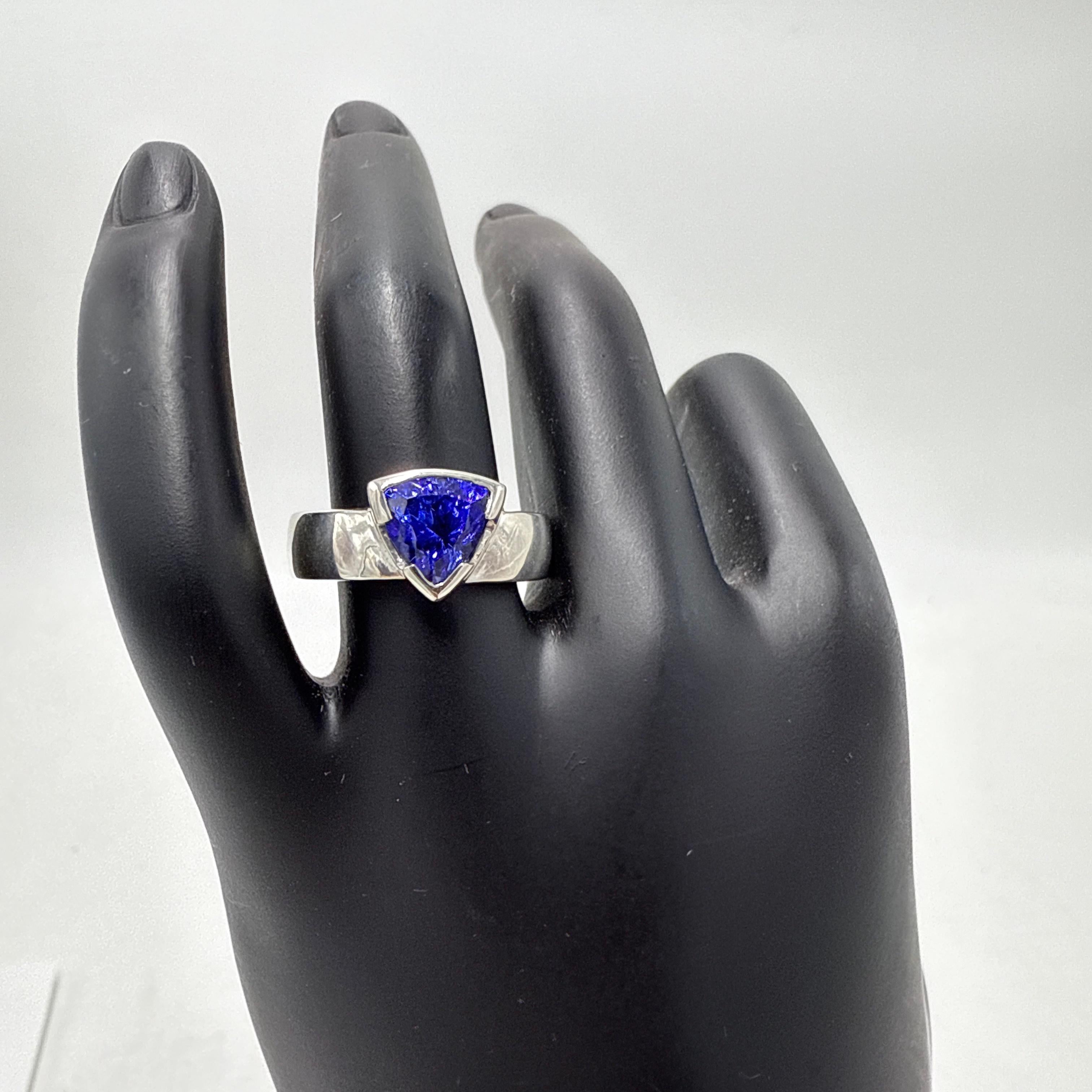 Bague en argent sterling personnalisée en Tanzanite - 2,71 carats coupe triangulaire en vente 1