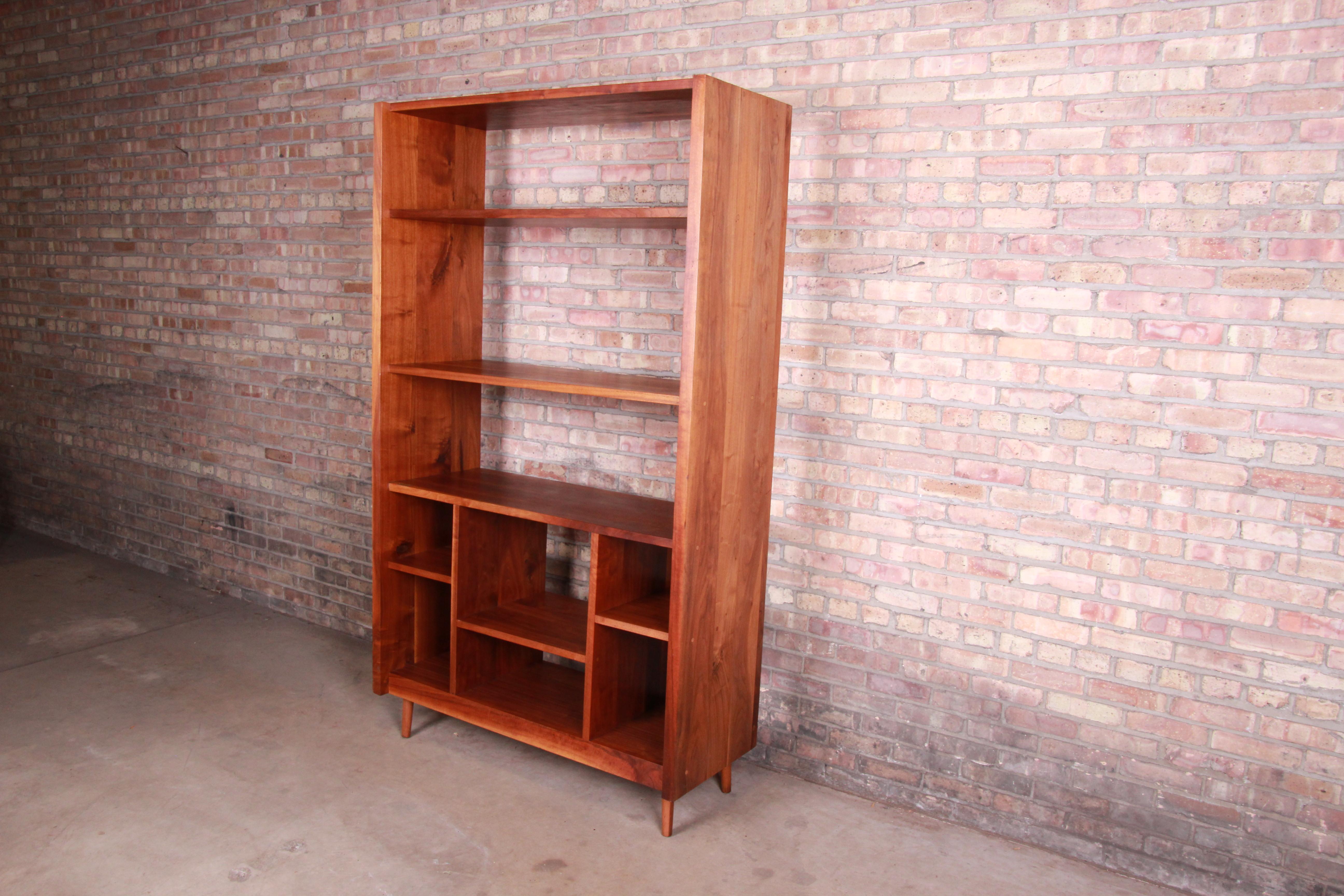 A one-of-a-kind custom studio crafted handmade solid walnut bookcase, étagère, or room divider

By Robert William Lifton

USA, circa 1960s

Measures: 47.25