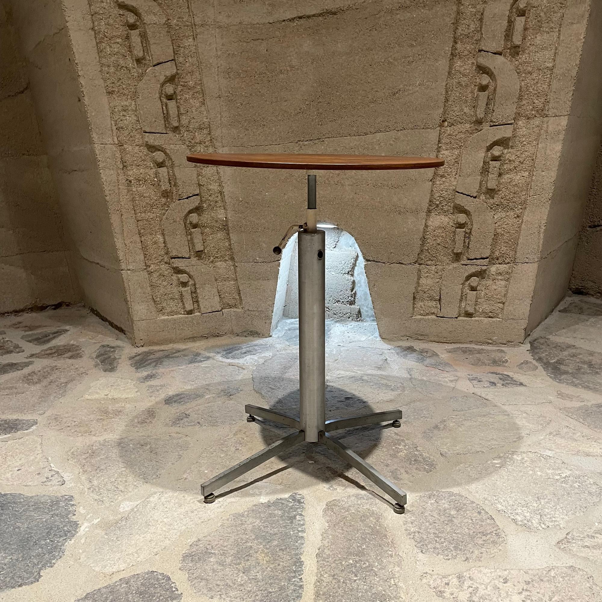 Mid-Century Modern Table d'appoint réglable en bois riche grain sur base en étoile en aluminium, pièce de studio personnalisée en vente