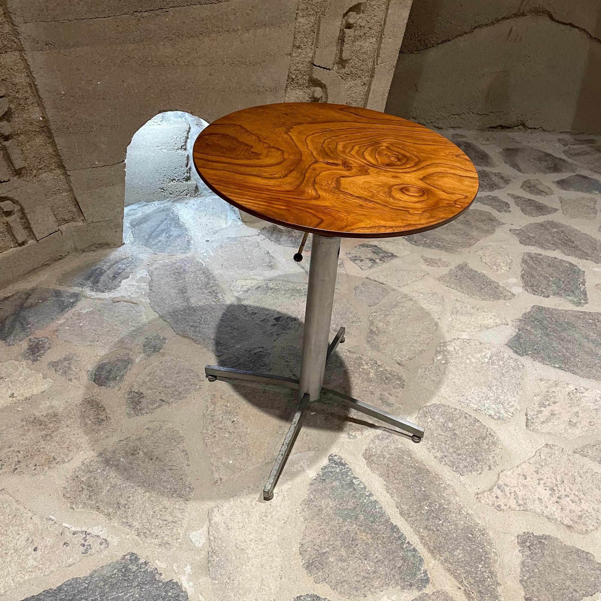 Américain Table d'appoint réglable en bois riche grain sur base en étoile en aluminium, pièce de studio personnalisée en vente