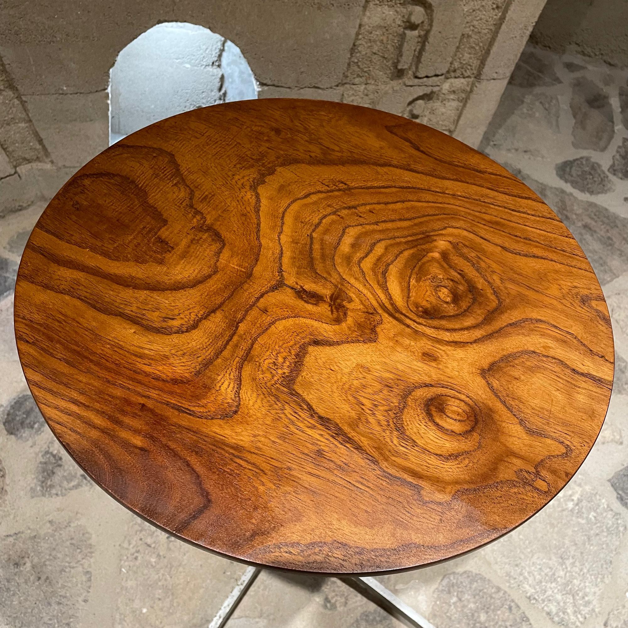 Table d'appoint réglable en bois riche grain sur base en étoile en aluminium, pièce de studio personnalisée Bon état - En vente à Chula Vista, CA