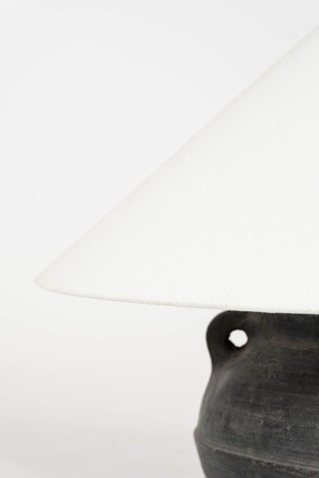 Lampe de table personnalisée à partir d'un pot turc noir et d'un abat-jour en lin. Nouvellement câblé pour une utilisation aux Etats-Unis avec un commutateur de ligne.