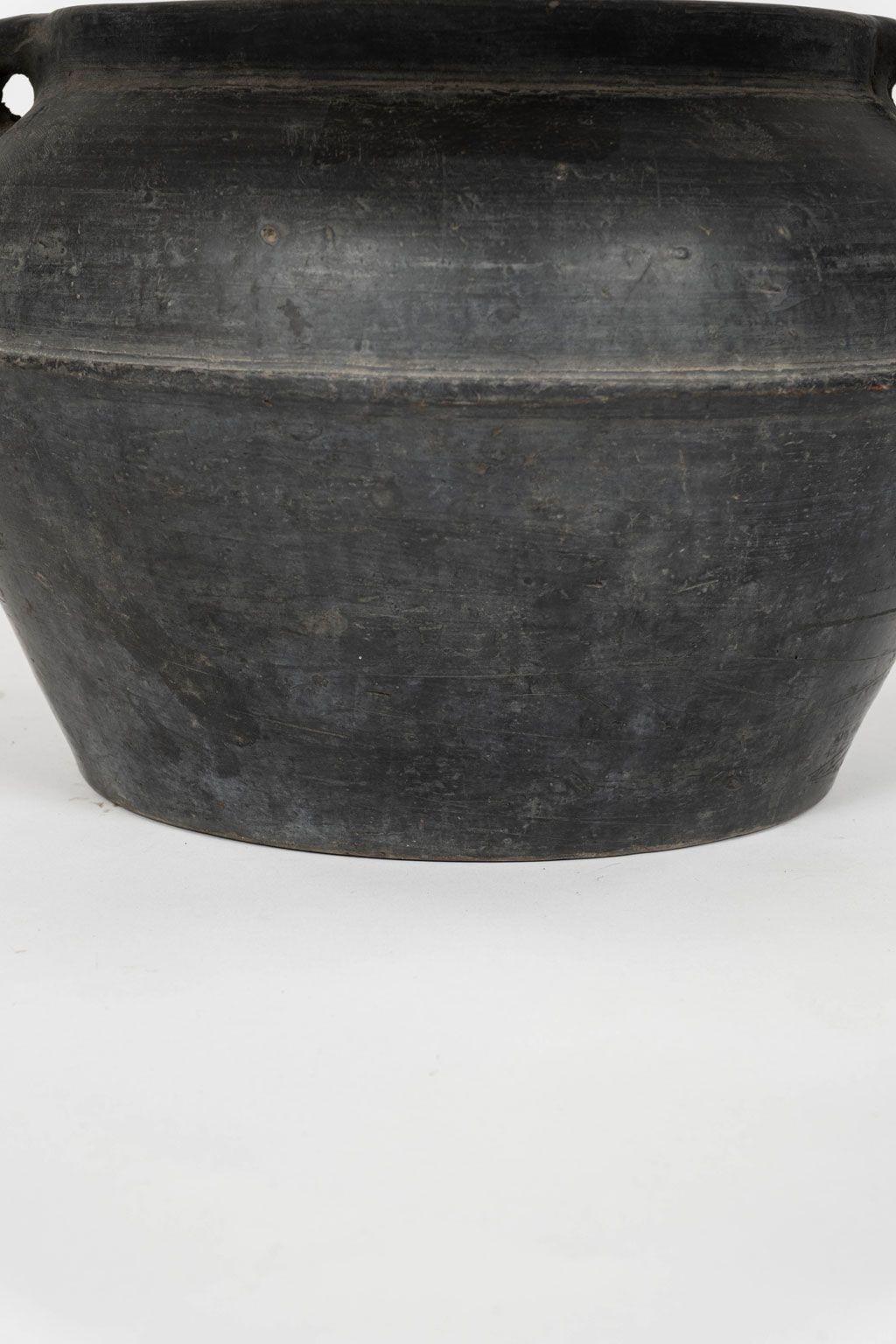 Primitif Lampe de table personnalisée à partir d'un pot turc noir et d'un abat-jour en lin en vente