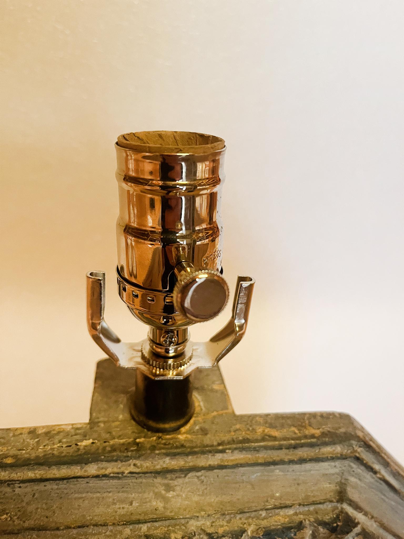 Lampe de table personnalisée en forme de bouclier sculpté Bon état - En vente à New York, NY