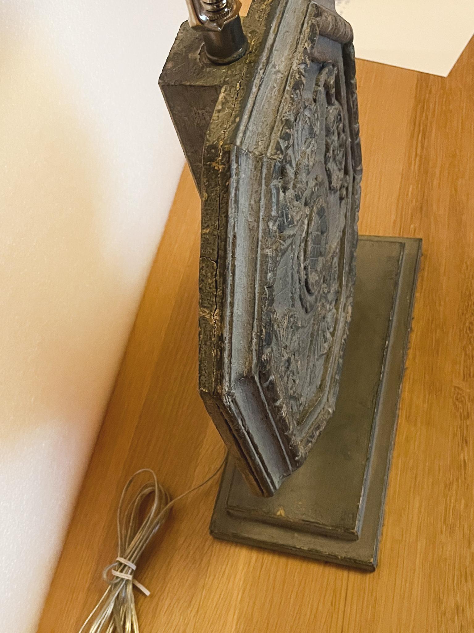 Bois Lampe de table personnalisée en forme de bouclier sculpté en vente