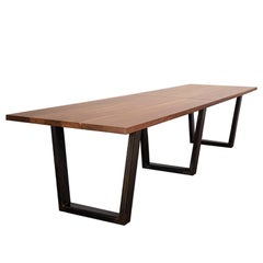 Tavolo da conferenza "Taper" personalizzato con piano in legno massiccio e base in metallo