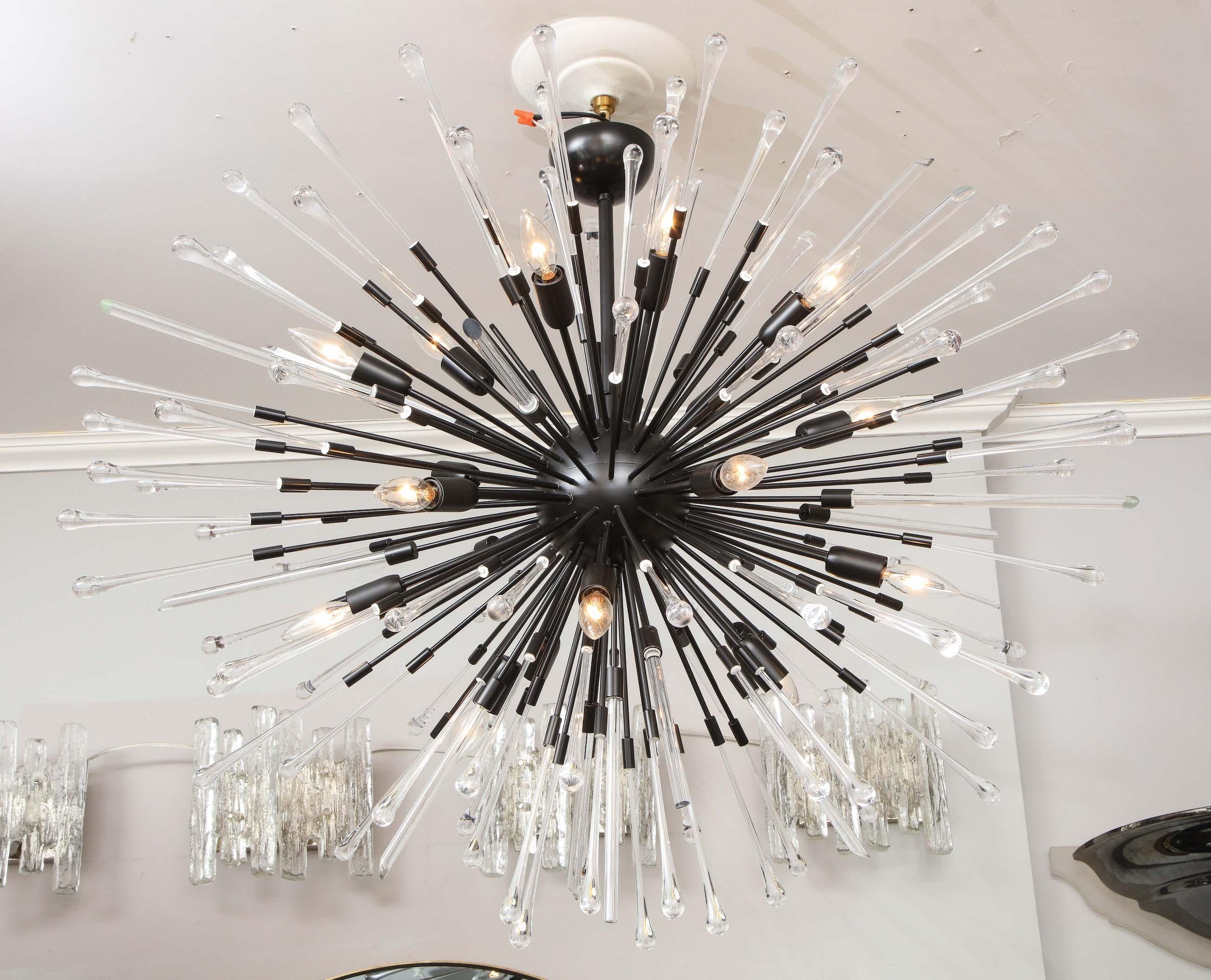 Lampadario Sputnik a goccia e asta di vetro personalizzato con diametro di 43 pollici e finitura in bronzo annerito. Un pezzo bellissimo con un contrasto sorprendente creato dalla struttura in bronzo profondo e dalle aste in vetro e goccioline