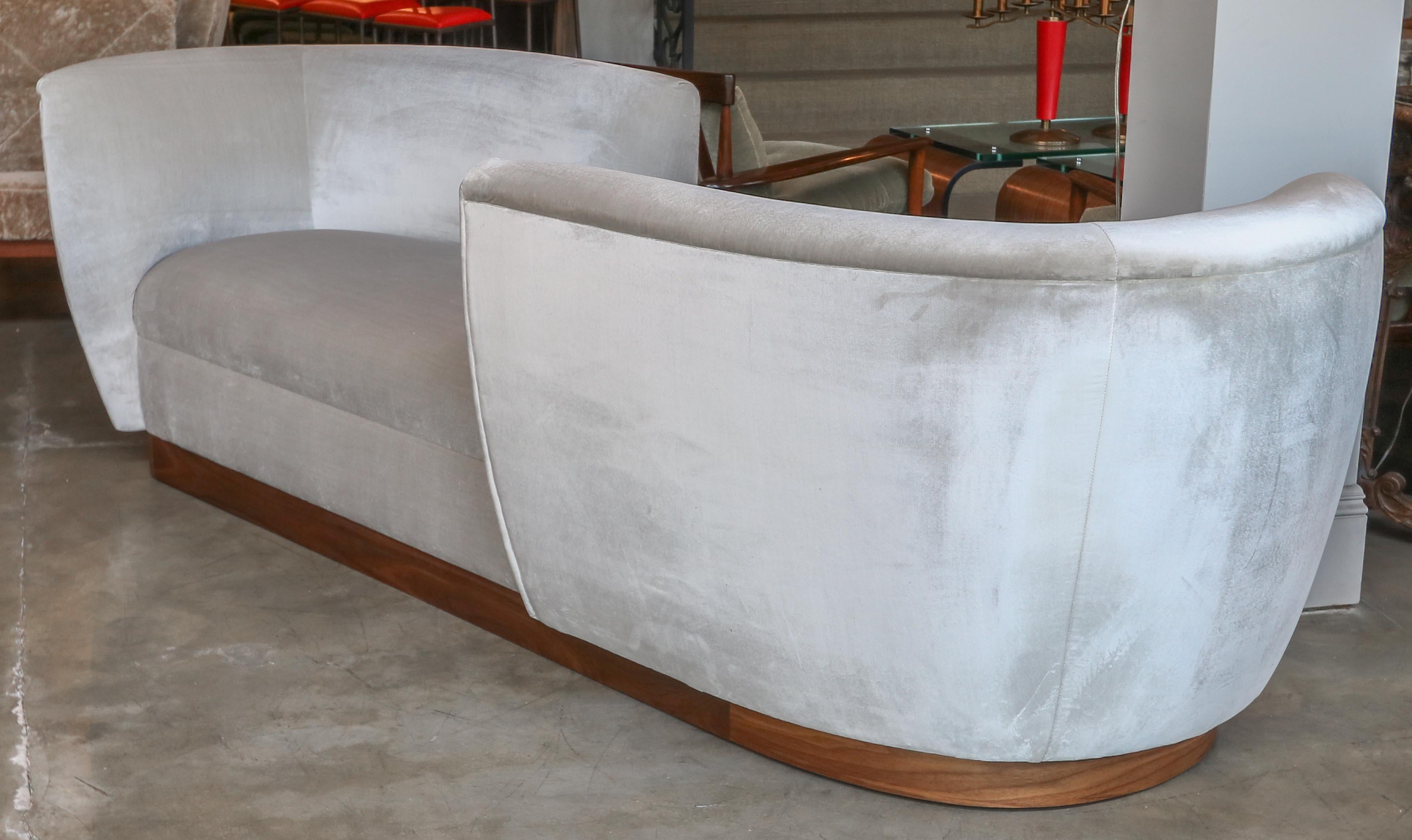 Custom Tete-a-tete Sofa Bench in Grey Velvet with Walnut Base by Adesso Imports For Sale 1